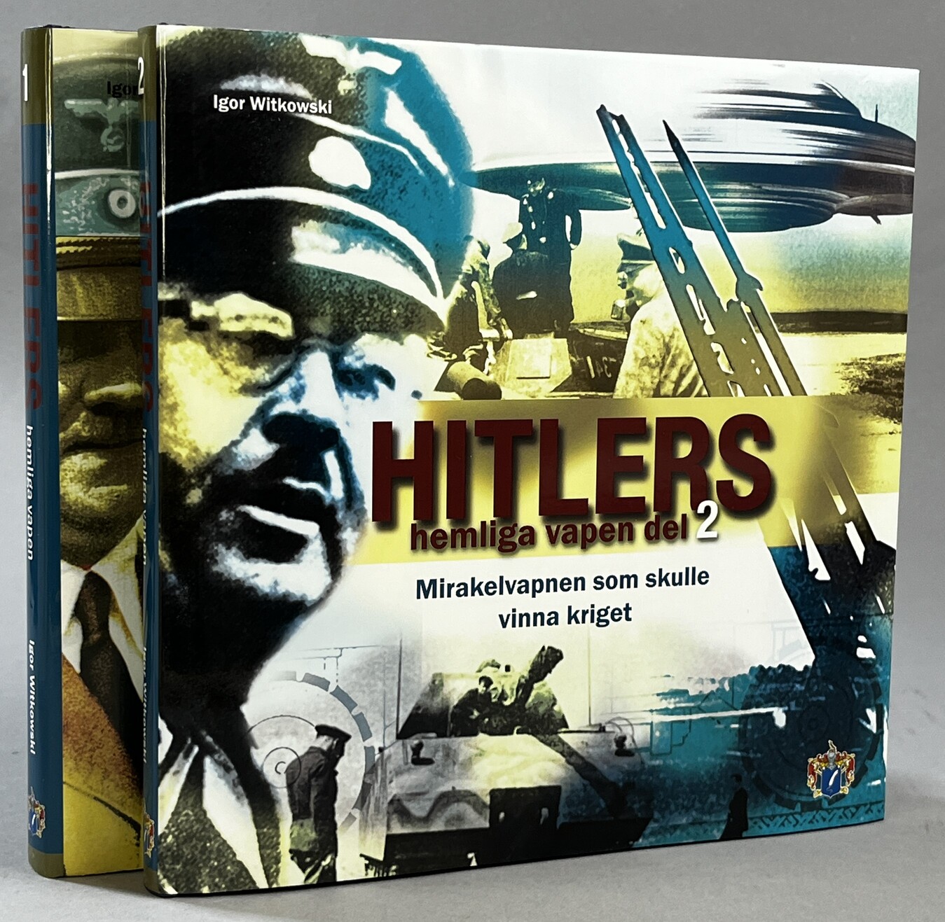 Hitlers hemliga vapen. Del 1-2. Mirakelvapnen som skulle vinna kriget. [Utg. av] Svenskt Militärhistoriskt Bibliotek.