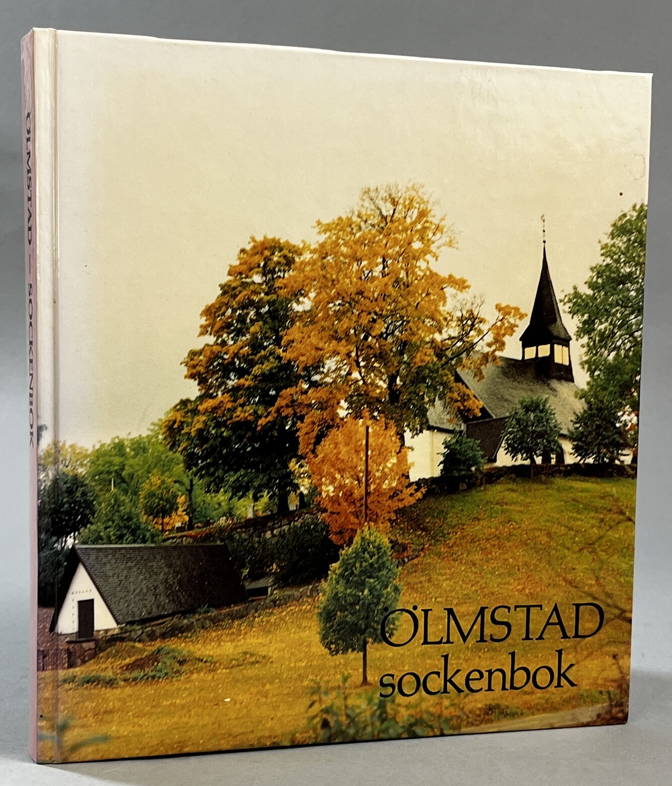 Ölmstad sockenbok. Livet i en nordsmåländsk bondsocken vid Vättern. [Utg. av] Ölmstads Hembygdsförening.