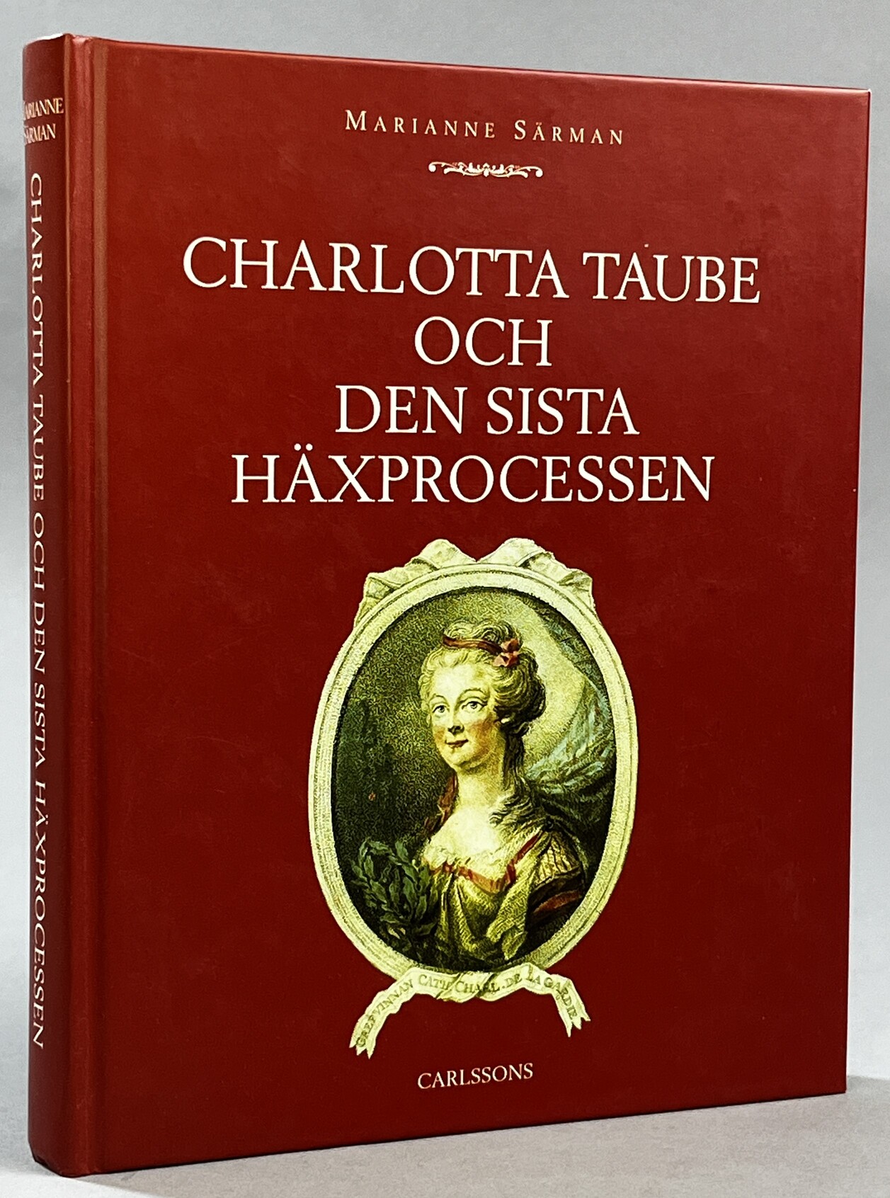 Charlotta Taube och den sista häxprocessen. Ett 1700-tals drama i flera akter. [Utg. av] Carlssons.