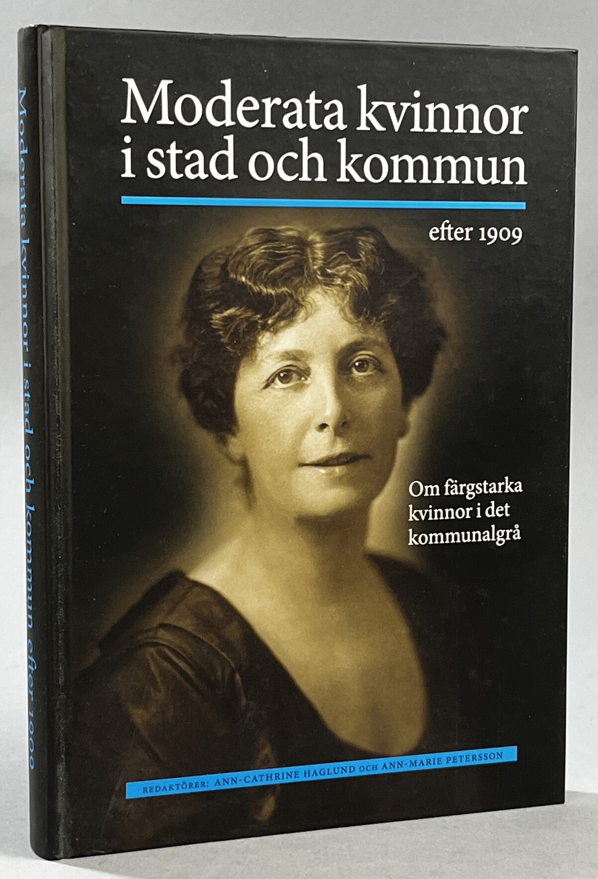 Moderata kvinnor i stad och kommun efter 1909. Om färgstarka kvinnor i det kommunalgrå. [Utg. av] Sällskapet för Moderata Kvinnors Historia.