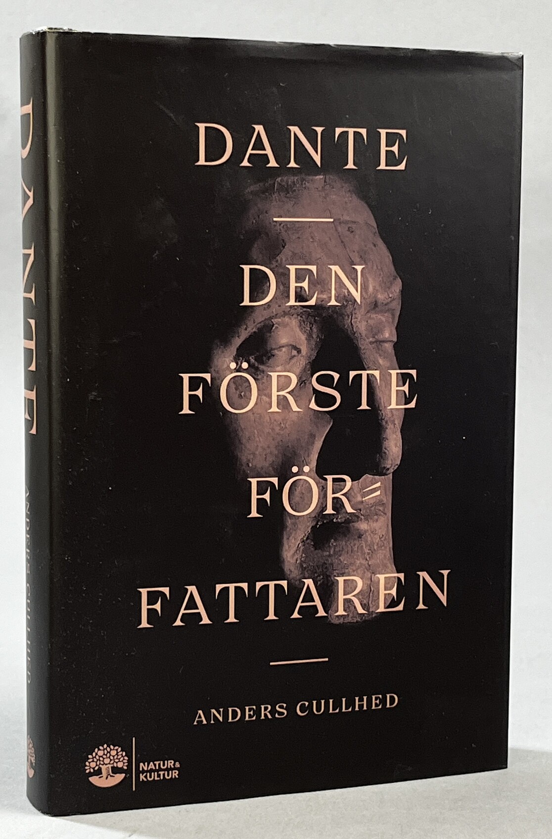 Dante. Den förste författaren. Hans liv och värld. [Utg. av] Natur & Kultur.