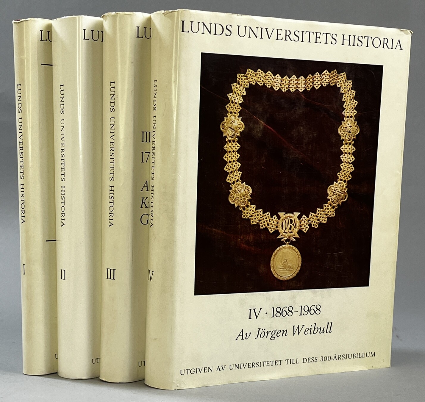 Lunds universitets historia I. 1668-1709, av Jerker Rosén. [... II. 1710-1789, av Gösta Johannesson; ... III. 1790-1867, av Krister Gierow; ... IV. 1868-1968, av Jörgen Weibull]. Utgiven av universitetet till dess 300-årsjubileum [gm] CWK Gleerups & Liber Förlag.