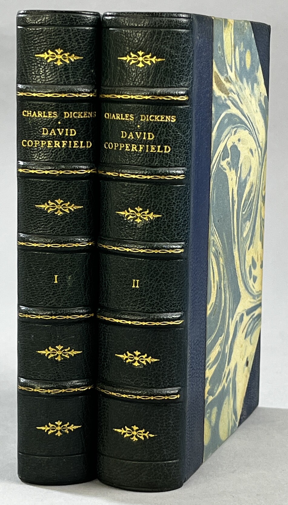 David Copperfield den yngres lefnadshistoria och erfarenhet af lifvet. Roman i två delar. Från engelskan af C.J. Backman. [Första delen - Andra delen].
