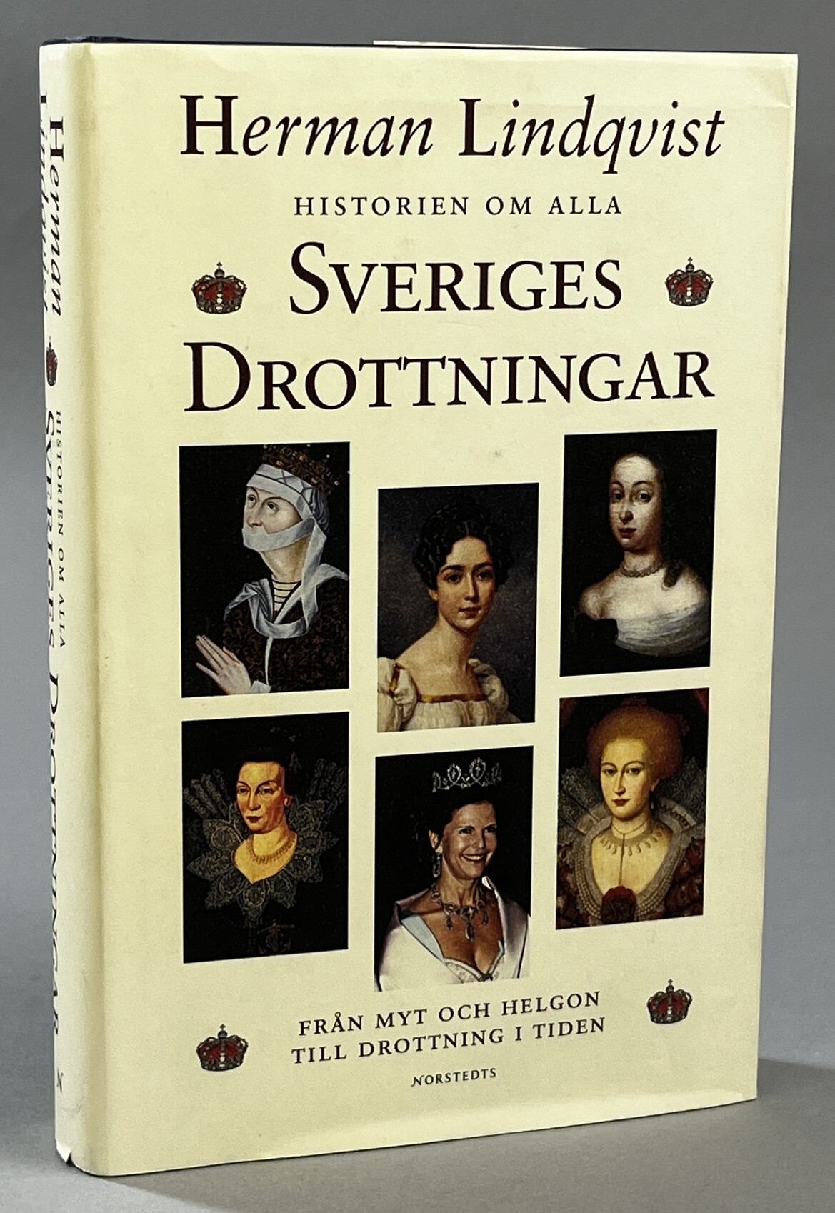 Historien om alla Sveriges drottningar. Från myt och helgon till drottning i tiden. [Utg. av] Norstedts.