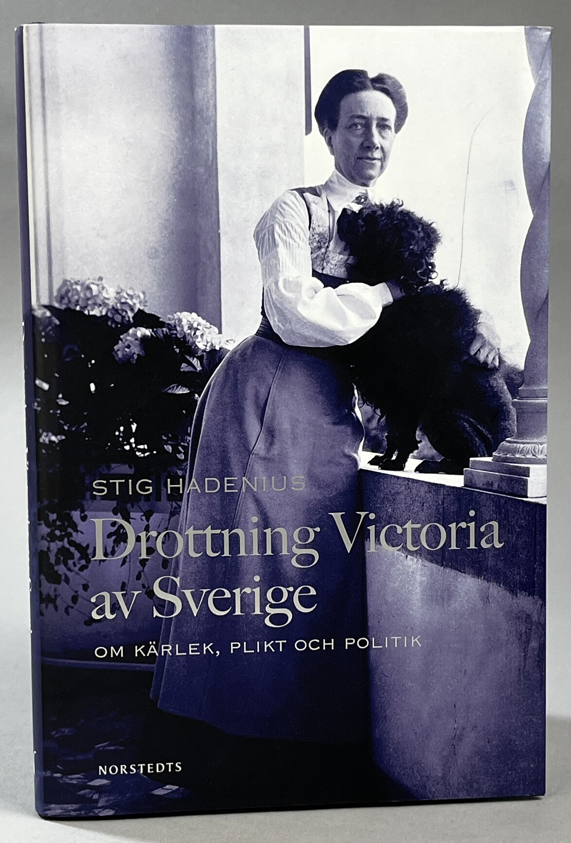 Drottning Victoria av Sverige. Om kärlek, plikt och politik. [Utg. av] Norstedts.