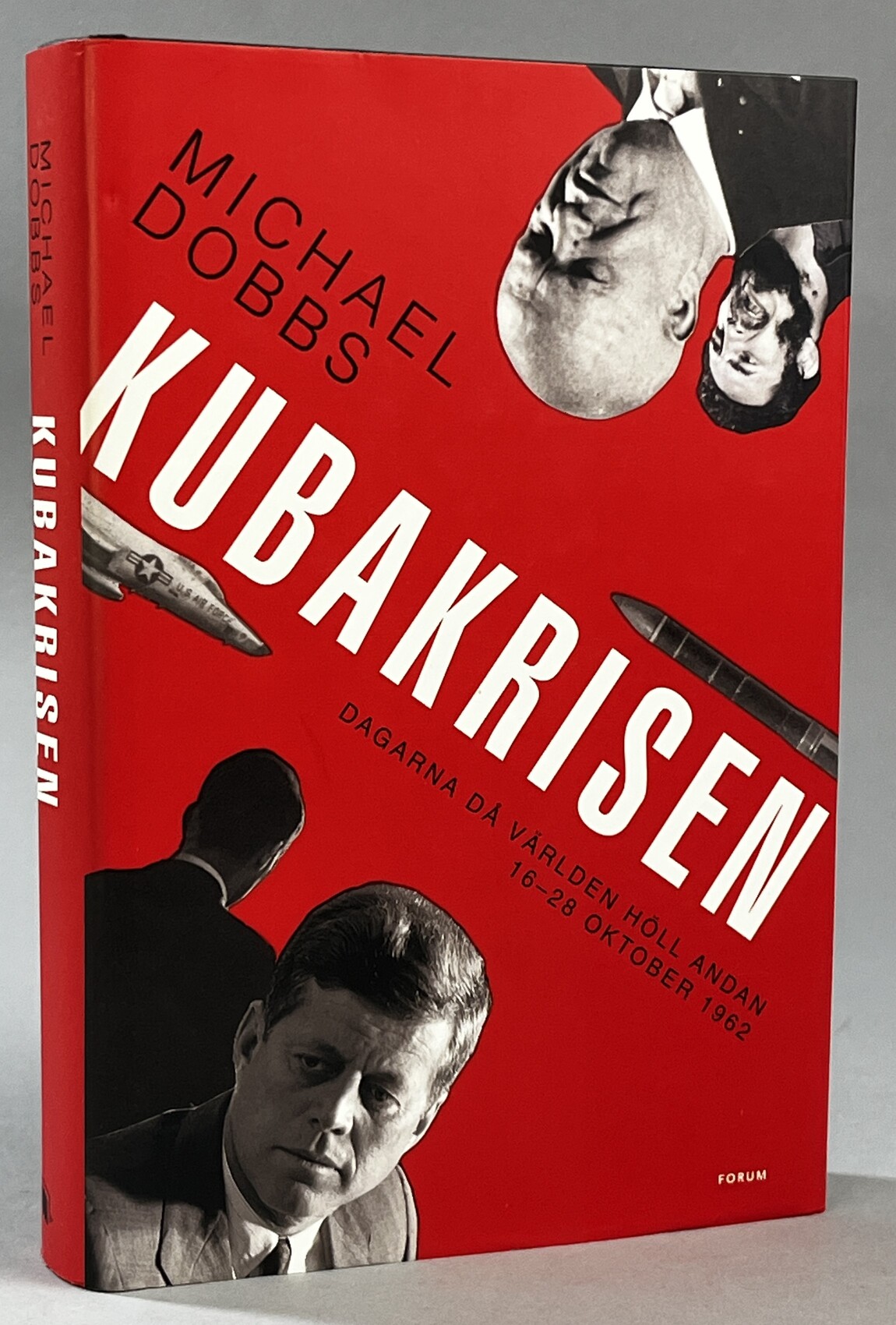 Kubakrisen. [Dagarna då världen höll andan 16-28 oktober 1962]. Översättning: Margareta Eklöf. [Utg. av] Forum.