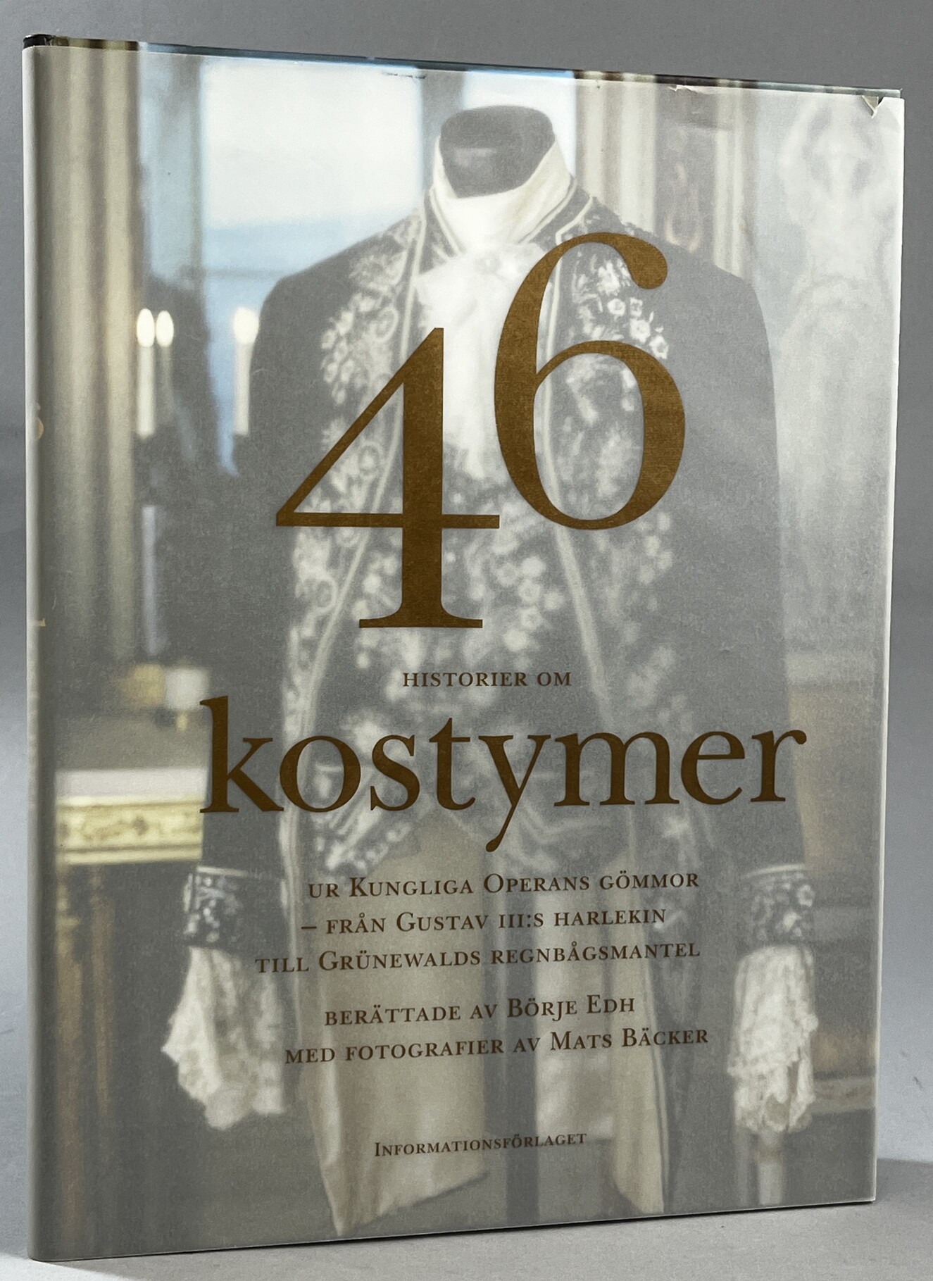 46 historier om kostymer ur Kungliga operans gömmor - från Gustav III:s harlekin till Grünewalds regnbågsmantel. Berättade av Börje Edh med fotografier av Mats Bäcker. [Utg. av] Operan / Informationsförlaget.