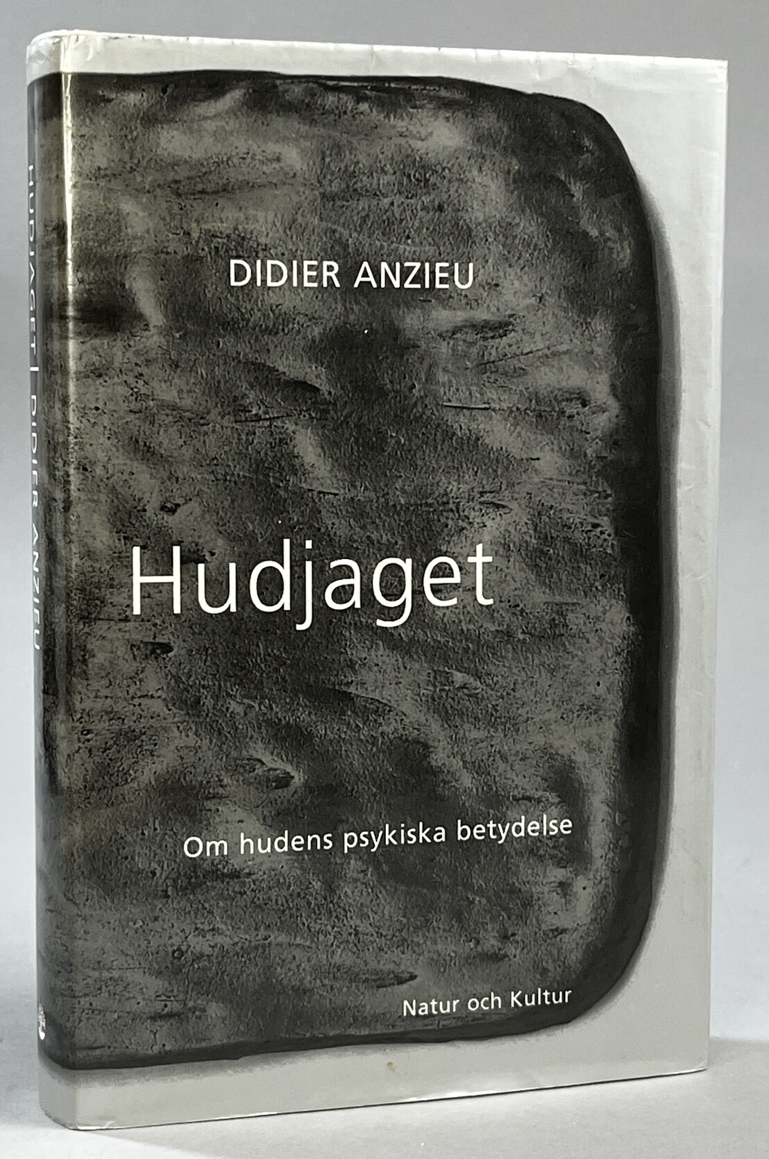Hudjaget. Om hudens psykiska betydelse. Översättning: John Swedenmark. Fackgranskning: Nikolai Kolev och Andrzej Werbart. [Utg. av] Natur och Kultur.