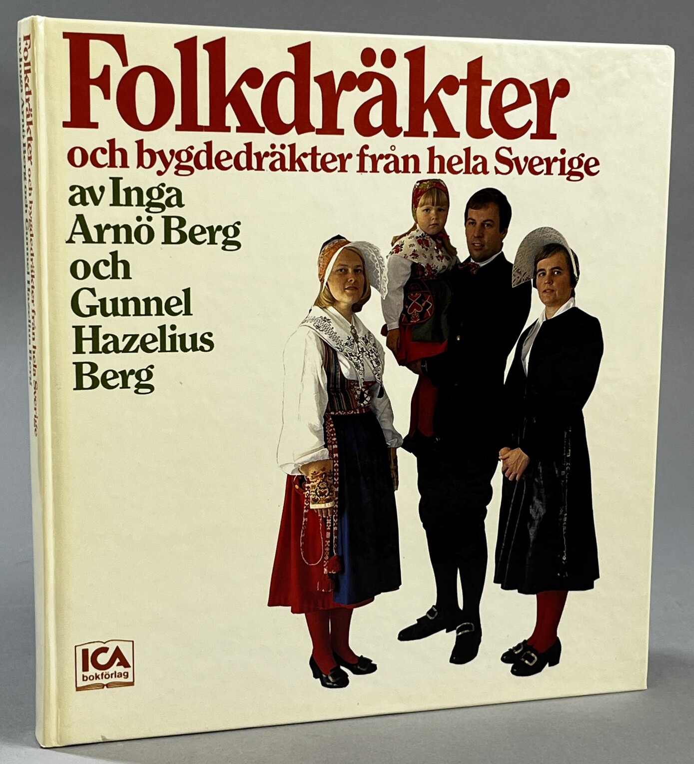 Folkdräkter och bygdedräkter från hela Sverige. Fotografier av Carl Lindhe under medverkan av Svenska ungdomsringen för bygdekultur och Svenska hemslöjdsföreningarnas riksförbund. [Utg. av] ICA Bokförlag.