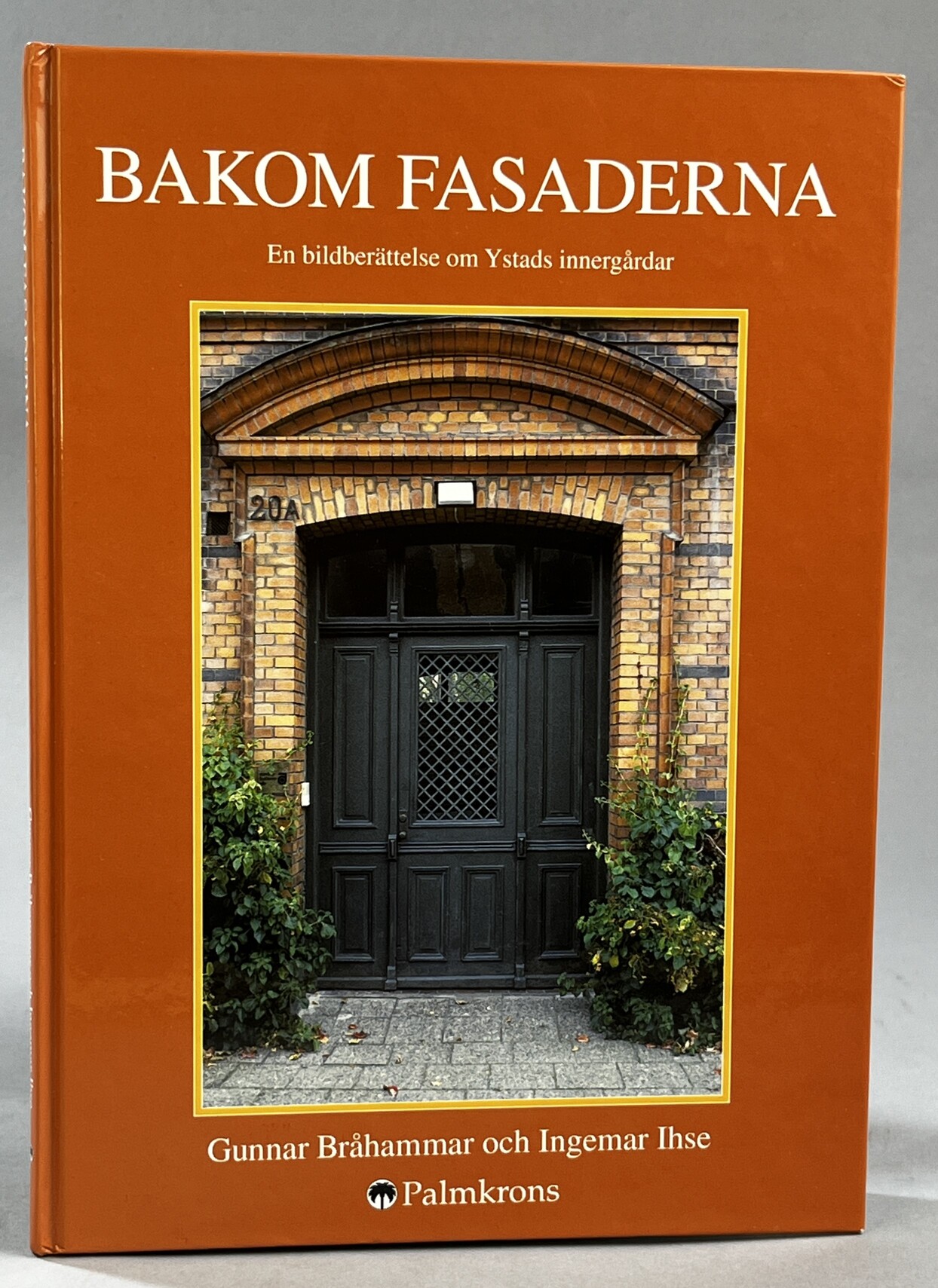Bakom fasaderna. En bildberättelse om Ystads innergårdar. Med förord av Ingvar Holm. [Utg. av] Palmkrons förlag.