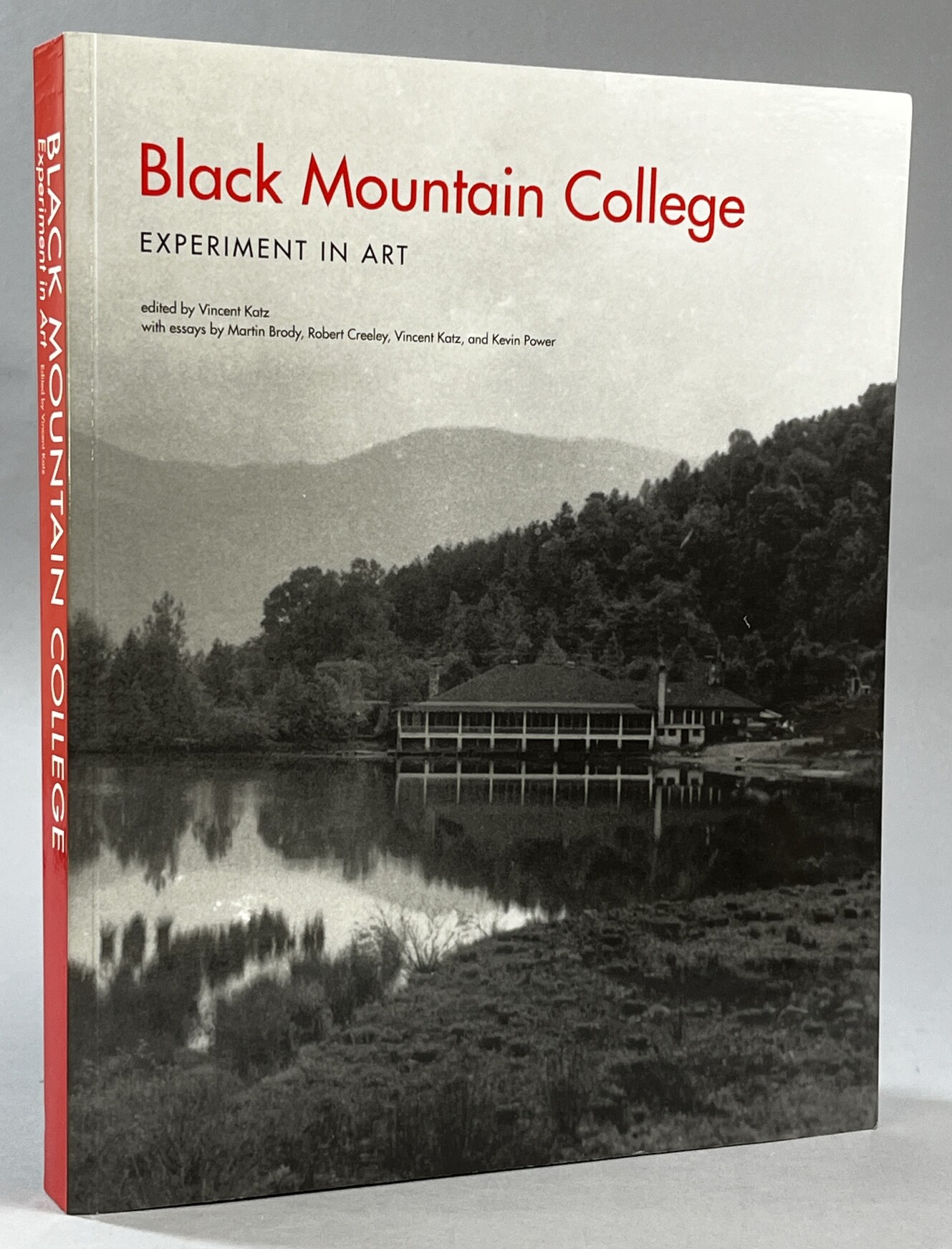 Black Mountain College. Experiment in Art. With Essays by Martin Brody, Robert Creeley, Vincent Katz and Kevin Power.
