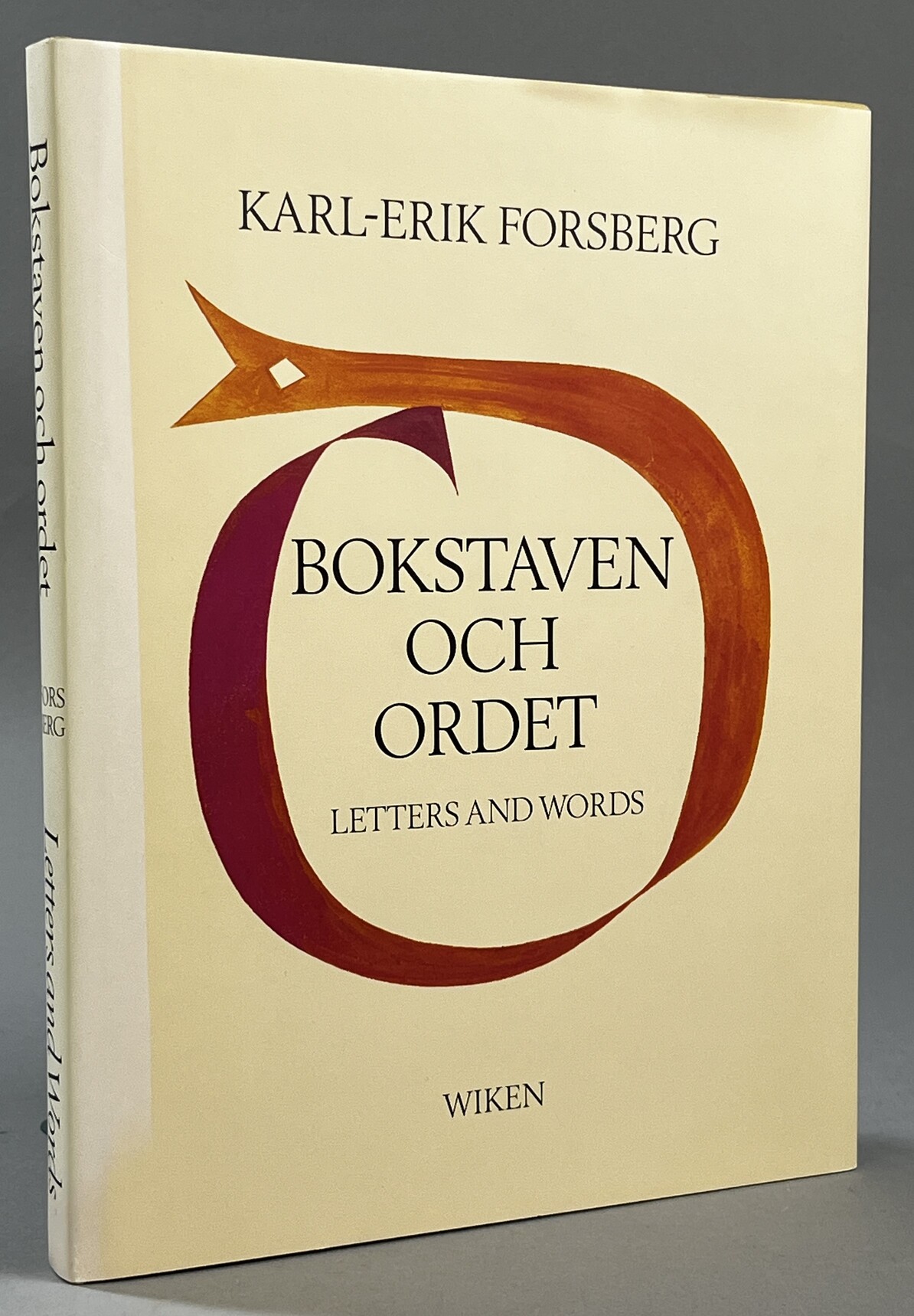 Bokstaven och ordet. Under medverkan av Geith Forsberg. Inledning av Sten G. Lindberg. Redigering och formgivning av Folke Müller. Översättning av Ulla Thagg-Fischer och Richard E. Fisher / Letters and words. Assisted by Geith Forsberg. Introduction by Sten G. Lindberg. Edited and designed by Folke Müller. Translation by Ulla Thagg-Fisher and Richard E. Fisher. [Utg. av / Publ. by] Wiken.