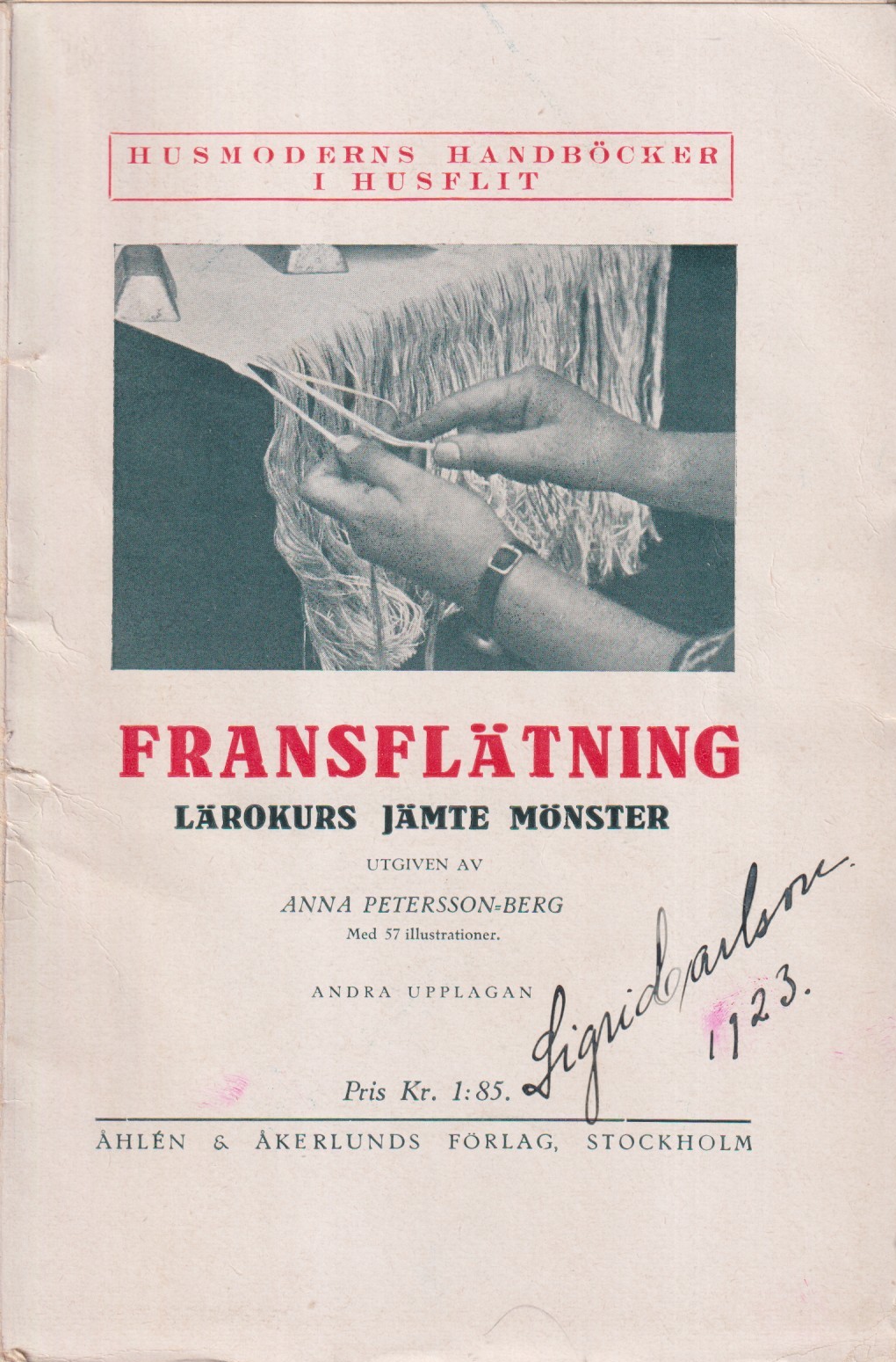 Fransflätning. Lärokurs jämte mönster. Med 57 illustrationer. [Utg. av] Åhlén & Åkerlunds Förlags AB.
