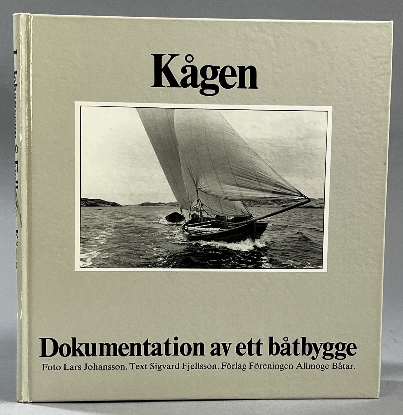 Kågen. Dokumentation av ett båtbygge. Andra upplagan. [Utg. av] Föreningen Allmoge Båtar.