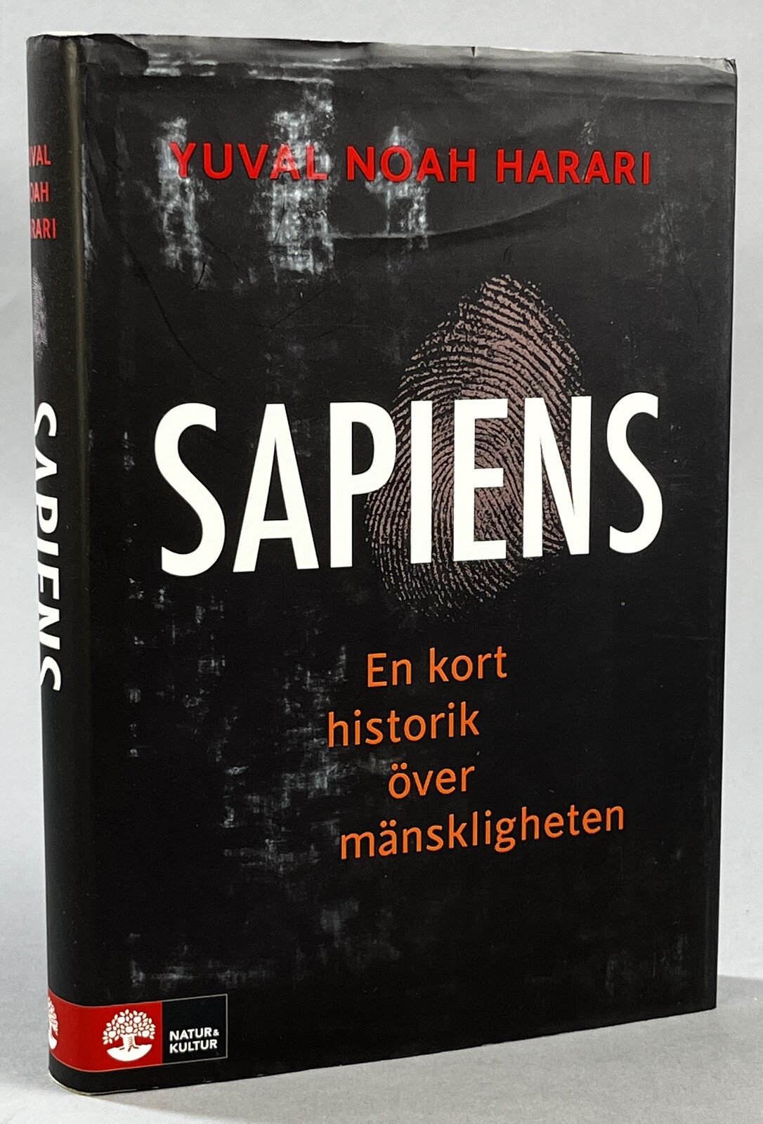 Sapiens. En kort historik över mänskligheten. Översättning [från den engelska utgåvan] Joachim Retzlaff. [Utg. av] Natur & Kultur.