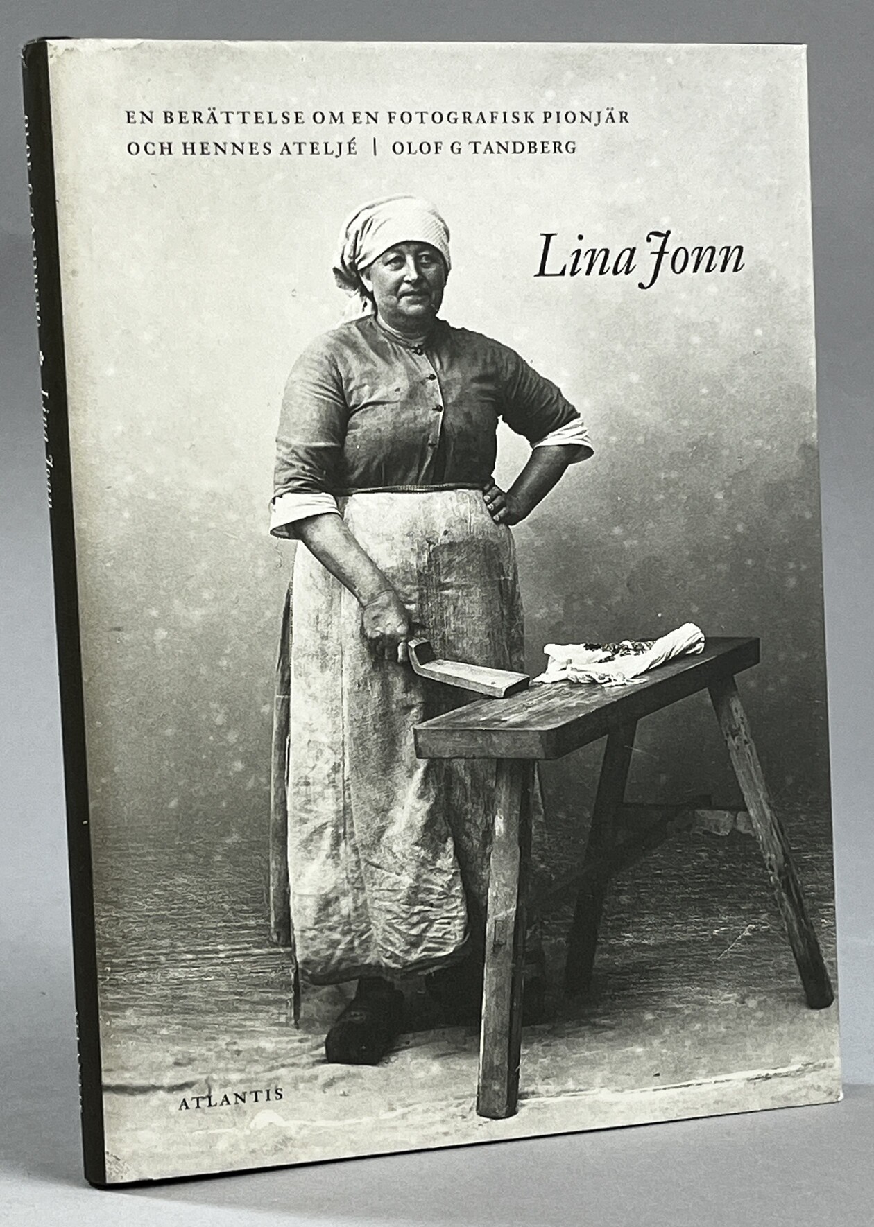 Lina Jonn. En berättelse om en fotografisk pionjär och hennes ateljé. [Utg. av] Atlantis.