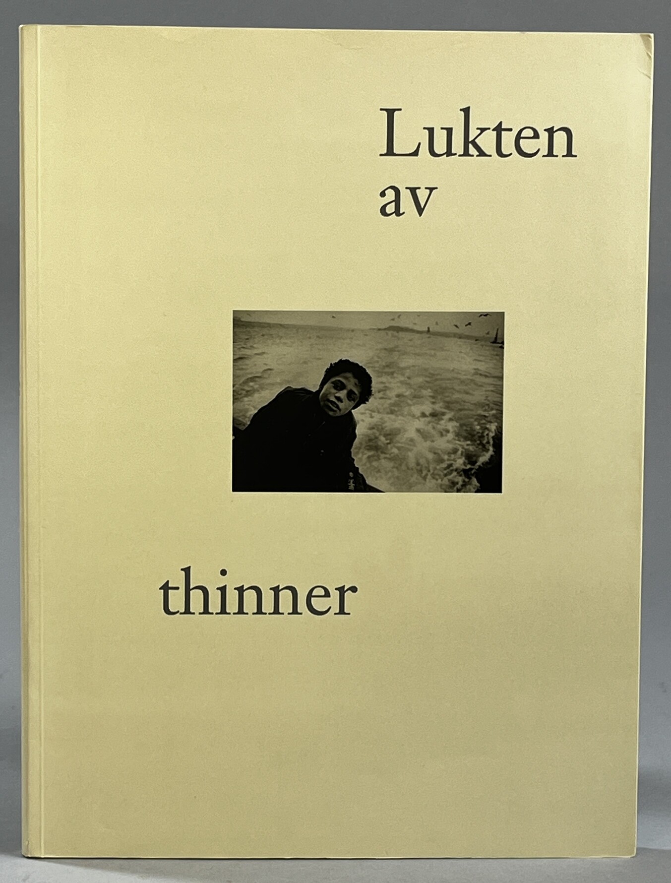 Lukten av thinner = The smell of thinner. Photographs and text by Halil Koyutürk. Translation by Toby Ibbotson.
