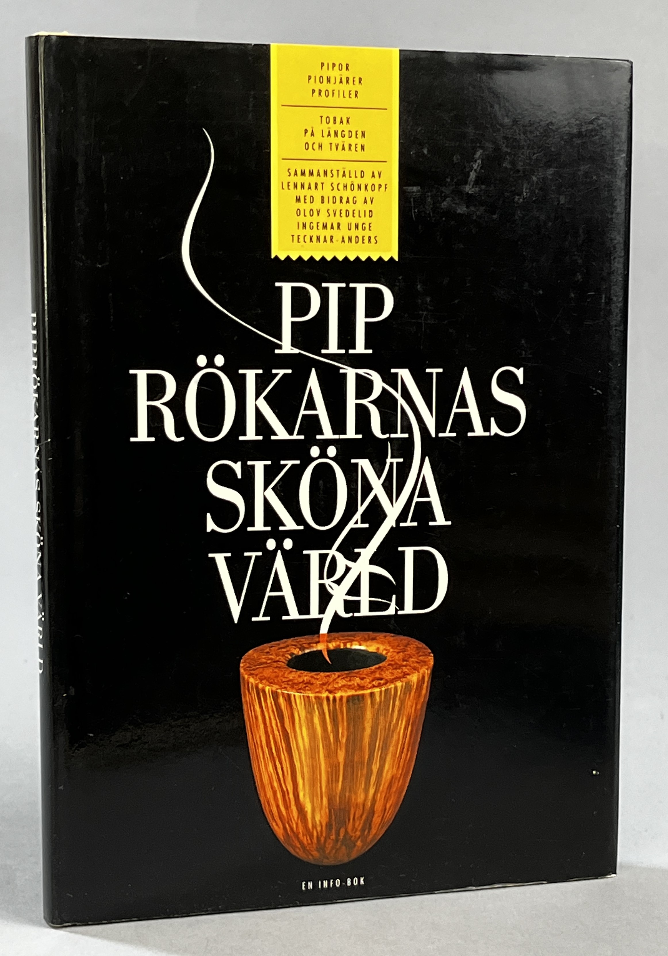 Piprökarnas sköna värld. [Pipor, pionjärer, profiler. Tobak på längden och tvären]. Sammanställd av Lennart Schönkopf. Med bidrag av Tecknar-Anders, Olov Svedelid och Ingemar Unge. Porträtt-illustrationer av André Prah. [Utg. av] Info Books.