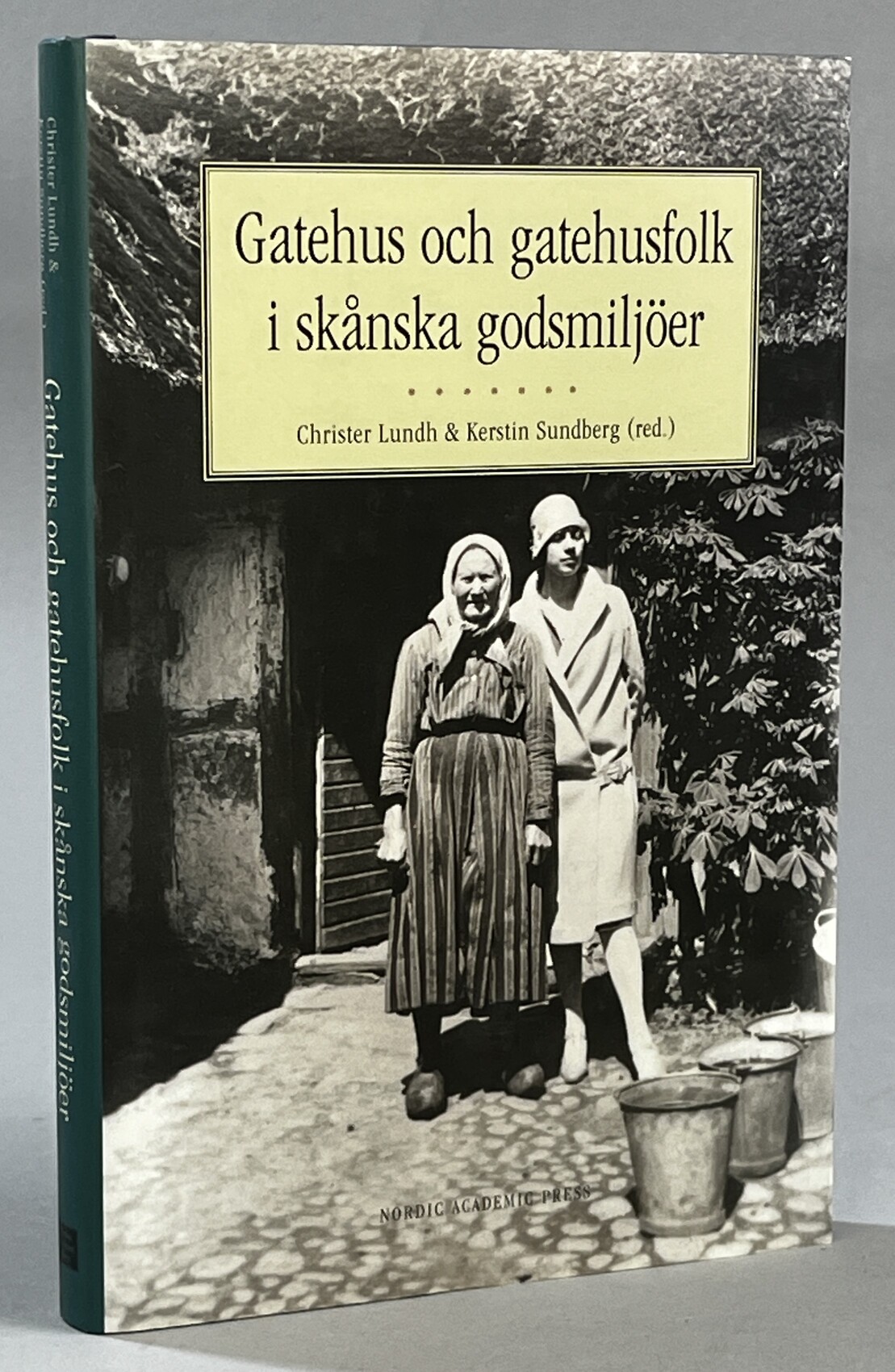 Gatehus och gatehusfolk i skånska godsmiljöer. [Utg. av] Nordic Academic Press.