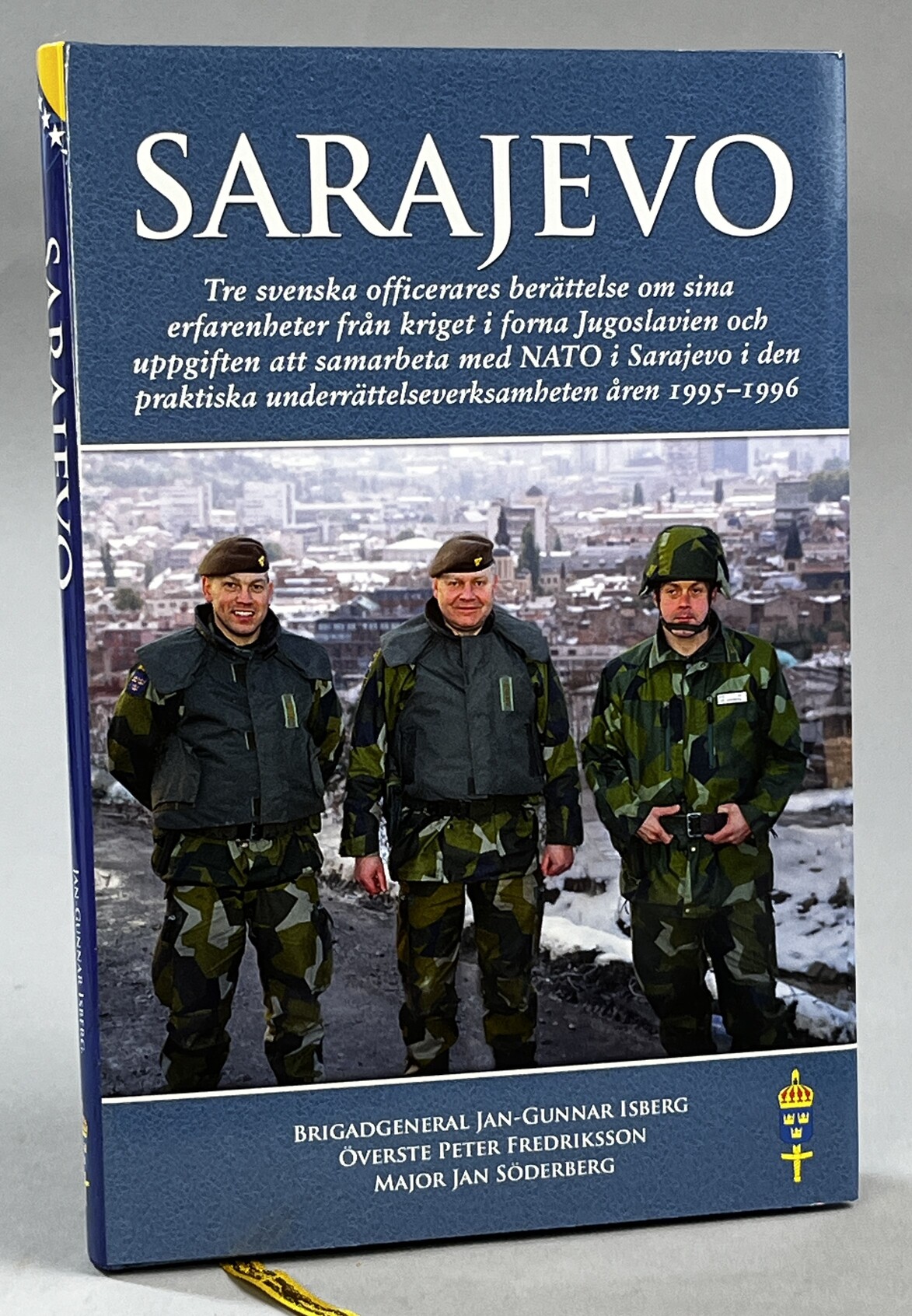 Sarajevo. Tre svenska officerares berättelse om sina erfarenheter från kriget i forna Jugoslavien och uppgiften att samarbeta med NATO i Sarajevo i den praktiska underrättelseverksamheten på marken 1995-1996. [Utg. av] Försvarsmakten.