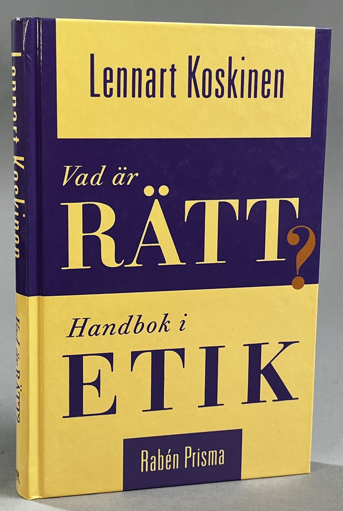 Vad är rätt? Handbok i etik. [Utg. av] Bokförlaget Prisma.