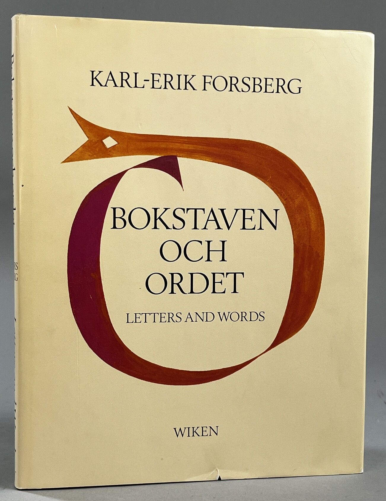 Bokstaven och ordet. Under medverkan av Geith Forsberg. Inledning av Sten G. Lindberg. Redigering och formgivning av Folke Müller. Översättning av Ulla Thagg-Fischer och Richard E. Fisher / Letters and words. Assisted by Geith Forsberg. Introduction by Sten G. Lindberg. Edited and designed by Folke Müller. Translation by Ulla Thagg-Fisher and Richard E. Fisher. [Utg. av / Publ. by] Wiken.