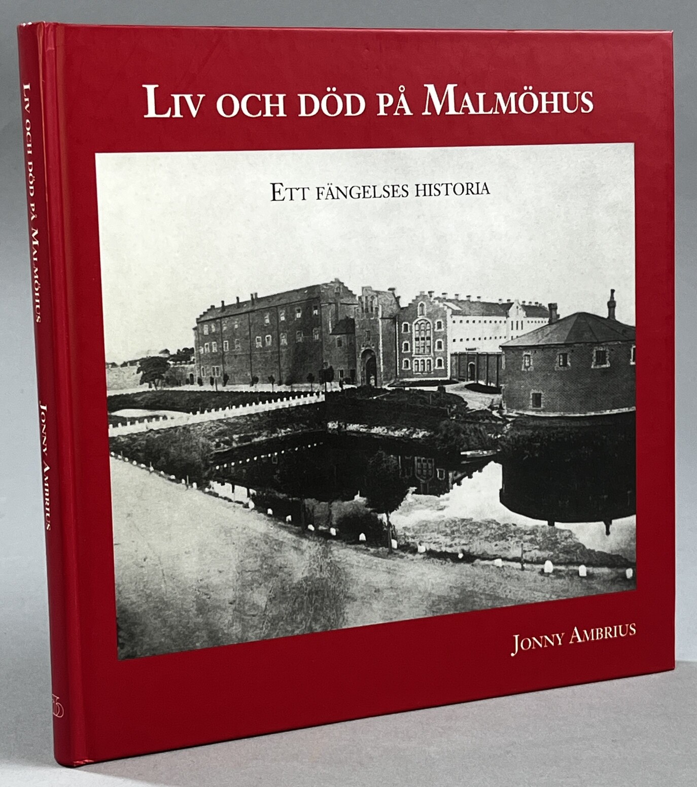 Liv och död på Malmöhus. Ett fängelses historia. [Utg. av] Corona förlag.