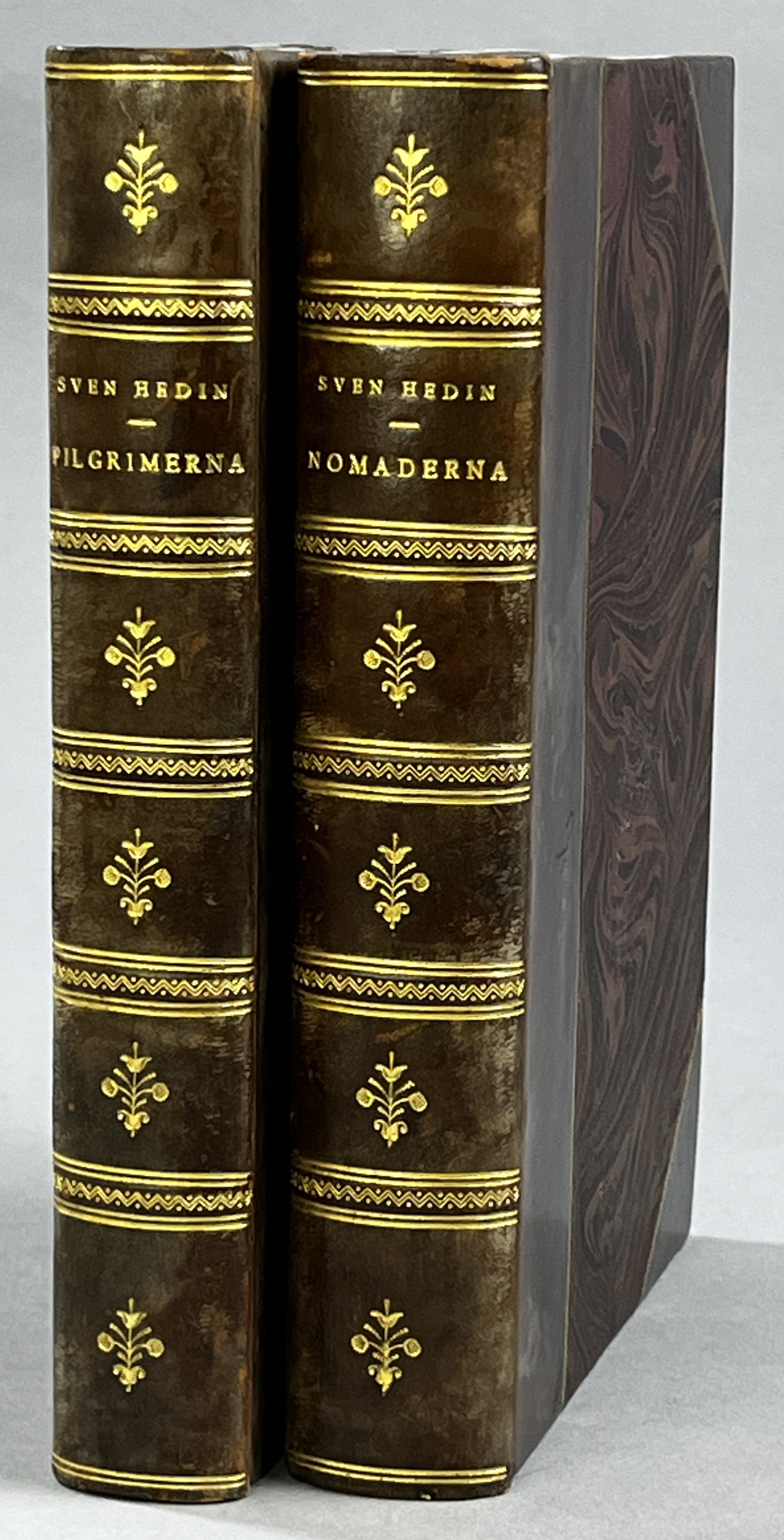 Tsangpo Lamas vallfärd. Pilgrimerna. [... Nomaderna]. [Utg. av] Albert Bonniers förlag.