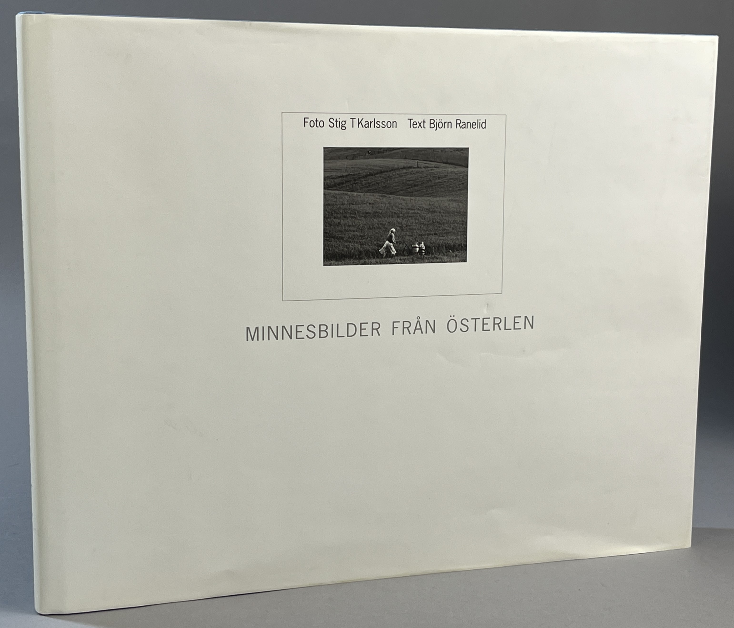 Minnesbilder från Österlen. Stig T Karlsson, fotografier 1960-1961. Björn Ranelid, texter 2001. [Utg. av] FW-Förlaget.