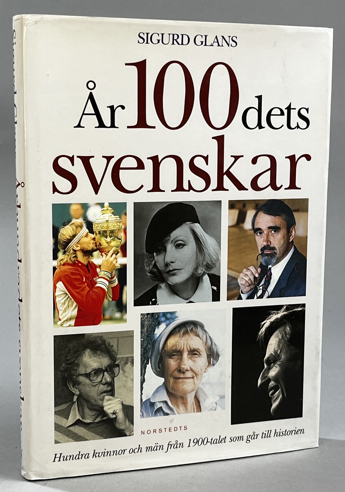 År100dets svenskar. Hundra kvinnor och män från 1900-talet som går till historien. [Utg. av] Norstedts.