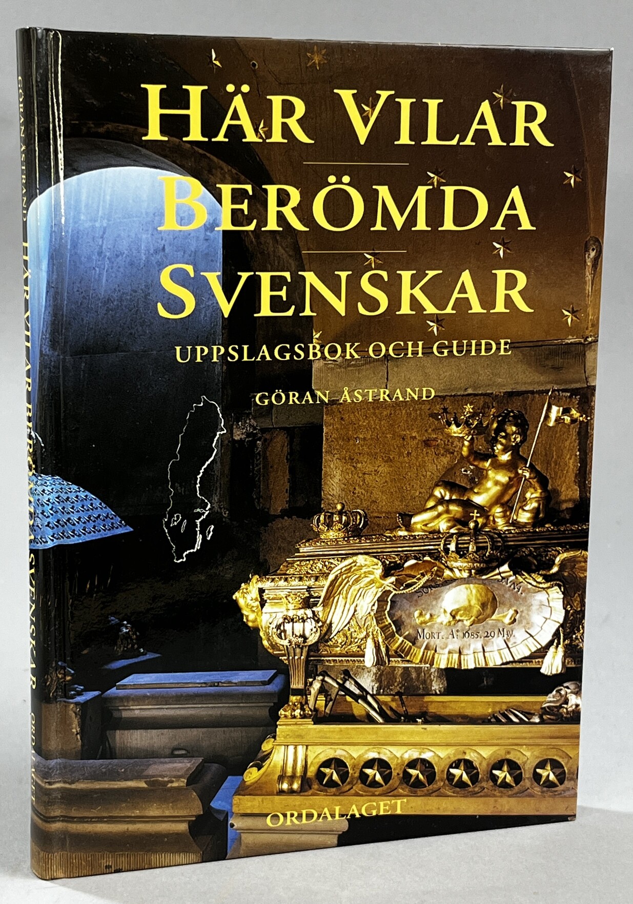 Här vilar berömda svenskar. Uppslagsbok och guide. [Utg. av] Ordalaget Bokförlag.
