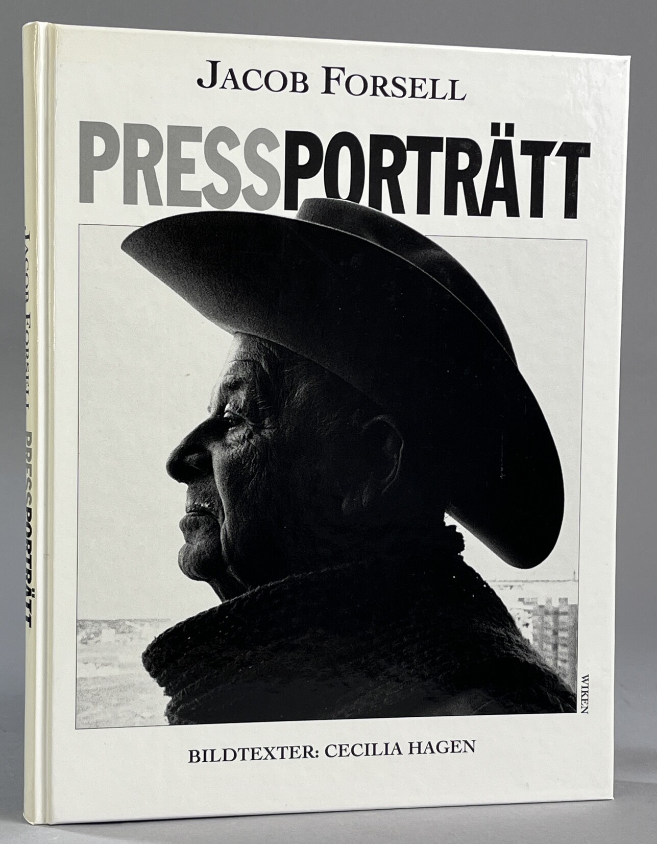 Pressporträtt. Bildtexter: Cecilia Hagen. Förord av Bo Strömstedt. Formgivning: Folke Müller. [Utg. av] Wiken.
