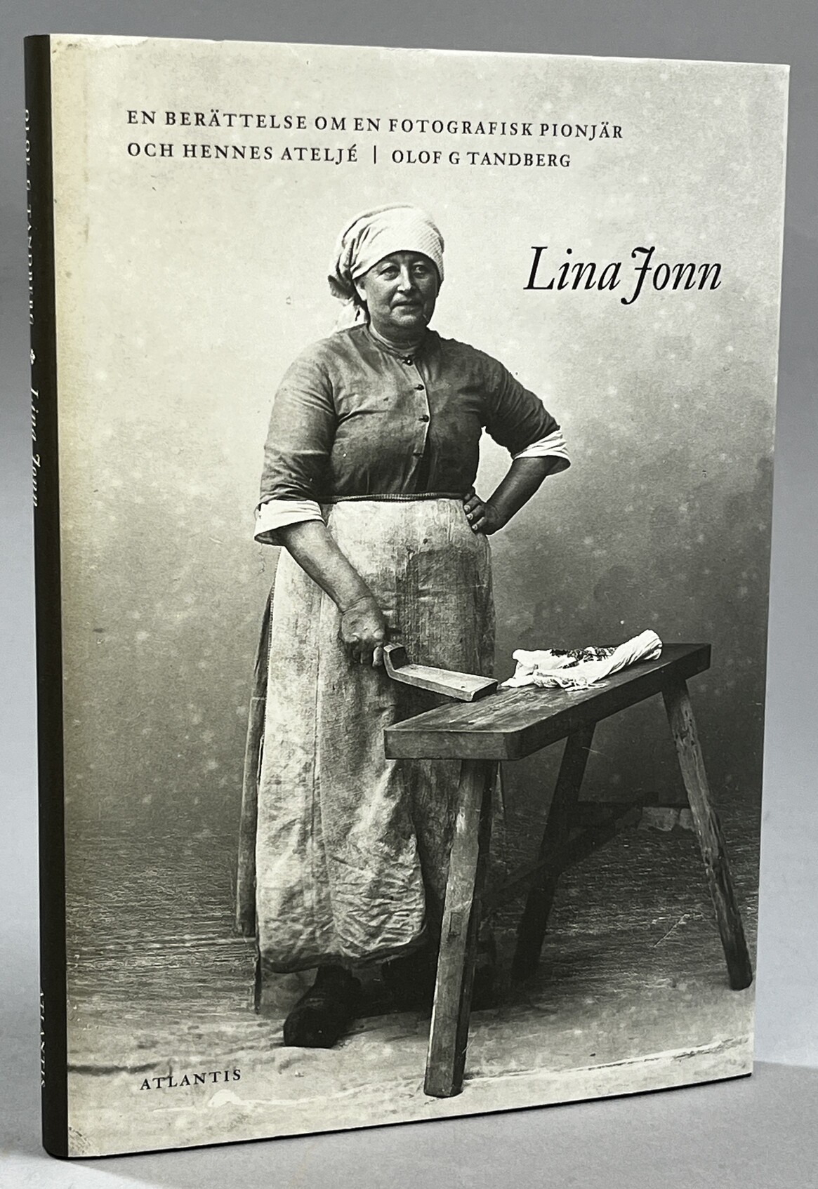 Lina Jonn. En berättelse om en fotografisk pionjär och hennes ateljé. [Utg. av] Atlantis.
