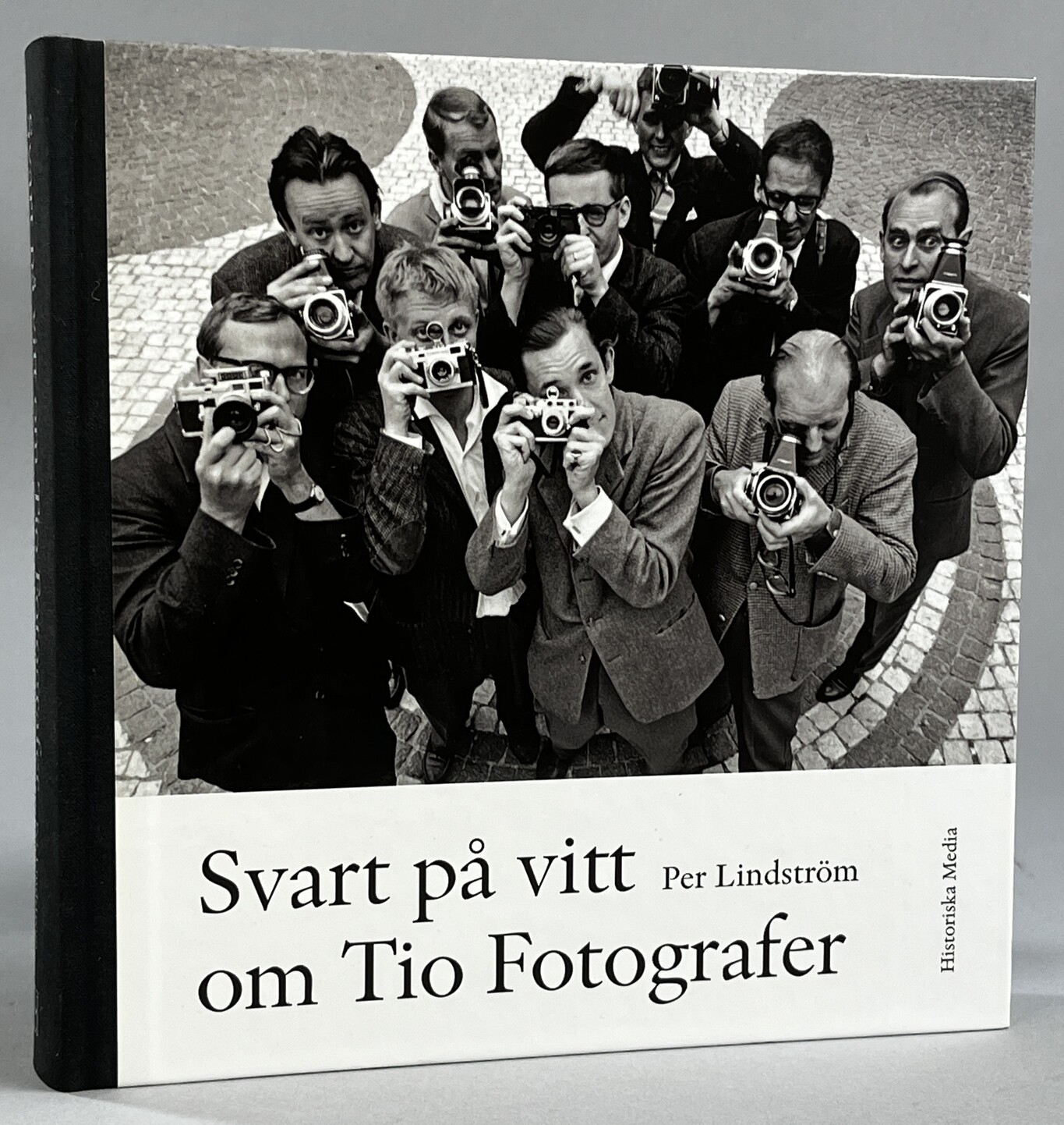 Svart på vitt om Tio fotografer. [Utg. av] Historiska Media.
