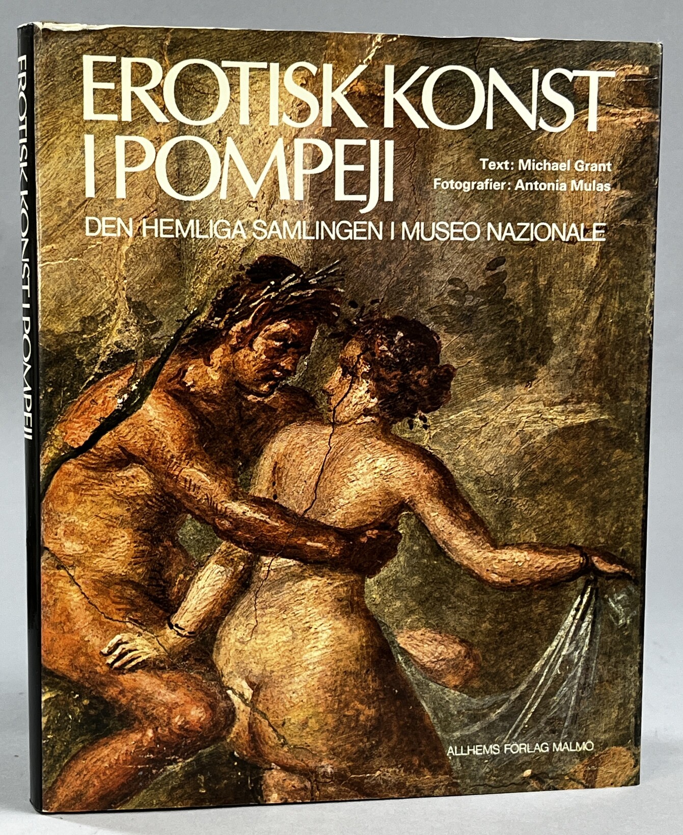 Erotisk konst i Pompeji. Den hemliga samlingen i Museo Nazionale i Neapel. Av Michael Grant med fotografier av Antonia Mulas och en beskrivning av samlingen av Antonio De Simone och Maria Teresa Merella. Till svenska av Bengt G. Söderberg. [Utg. av] Allhems förlag.