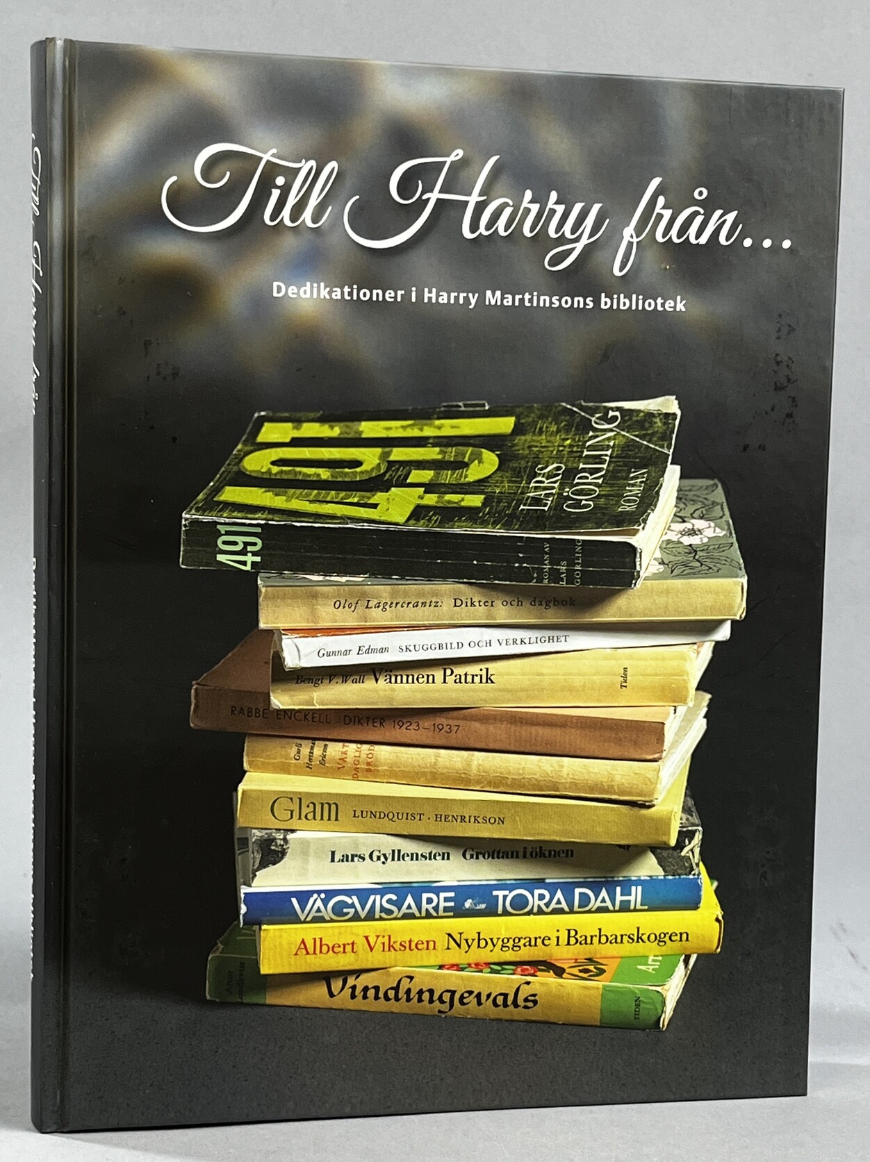 Till Harry från ... Dedikationer i Harry Martinsons bibliotek. Redaktion: Gunilla Aldén, Johnny Karlsson, Bertil Knoester, Åke Widfeldt. [Utg. av] Martinson-sällskapet / Vekerum förlag.