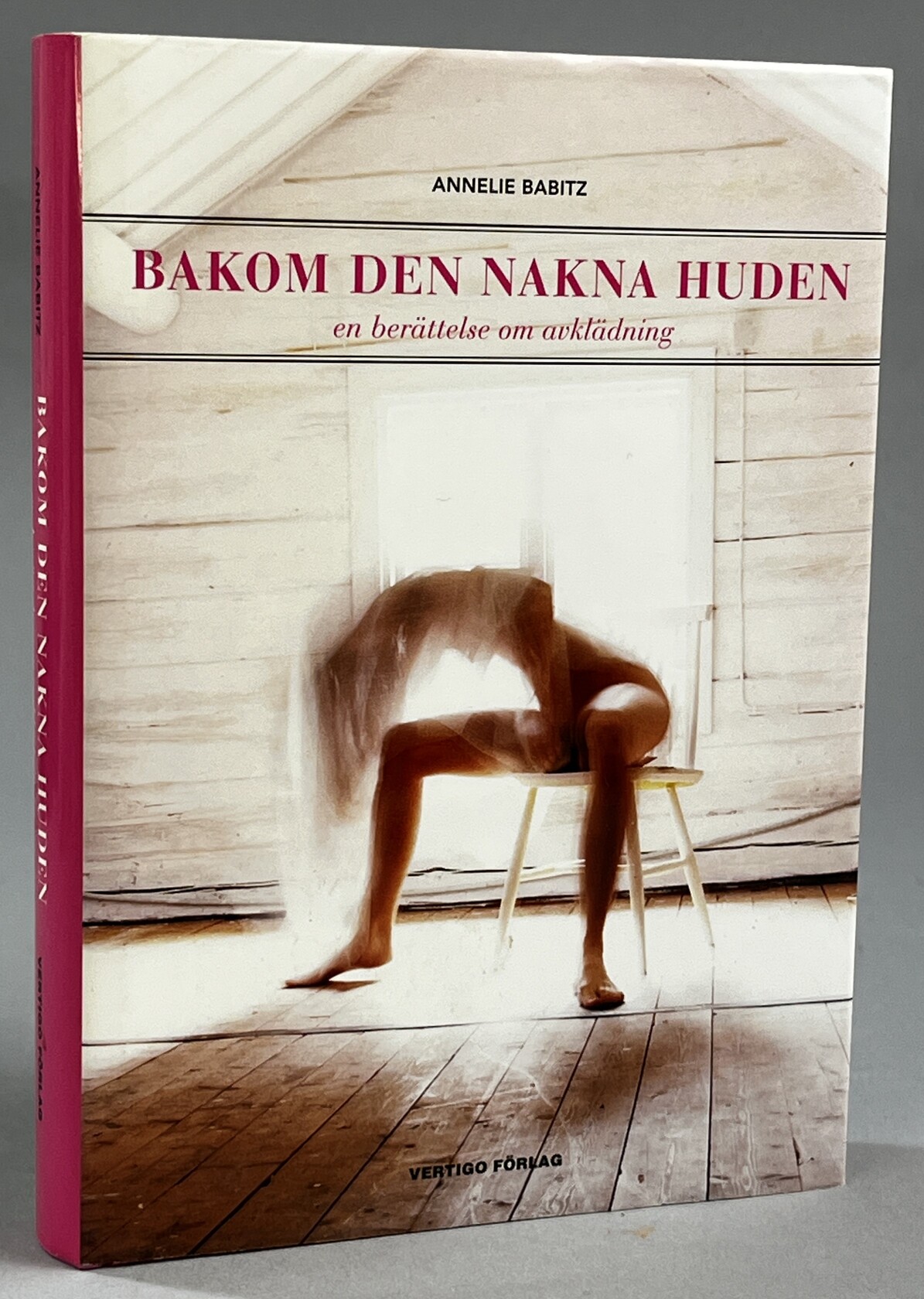 Bakom den nakna huden, en berättelse om avklädning. [Utg. av] Vertigo förlag.