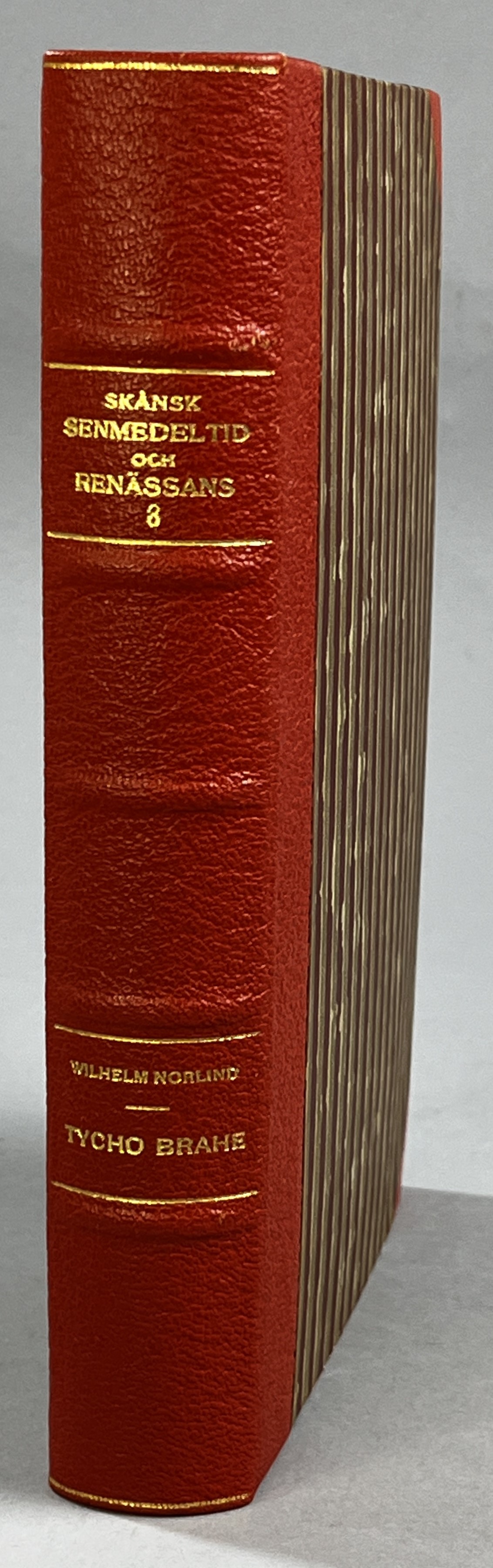 Tycho Brahe. En levnadsteckning med nya bidrag belysande hans liv och verk. Mit deutscher Zusammenfassung. [Utg. av] Vetenskaps-Sociteten i Lund [gm] CWK Gleerup.