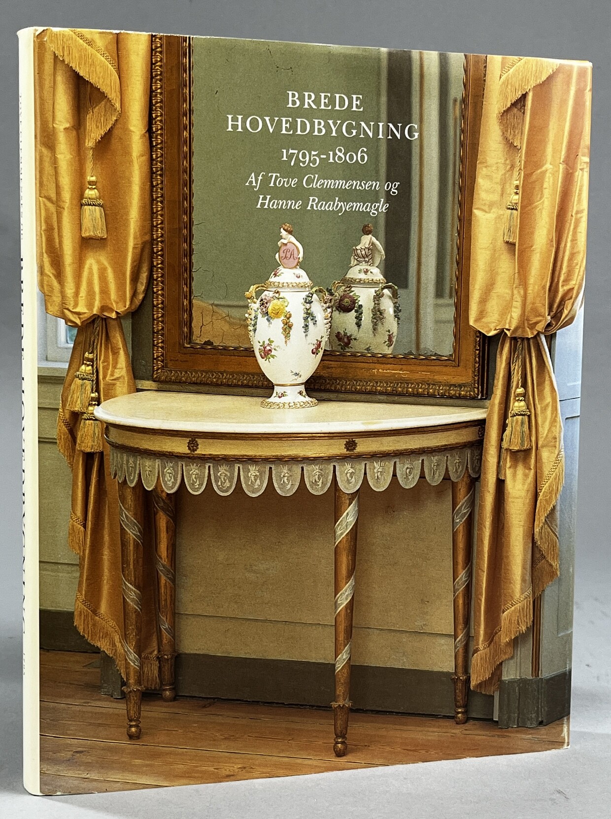 Brede Hovedbygning 1795-1806. Etatsråd Peter van Hemerts sommerbolig. Med farveillustrationer af Ole Woldbye. Katalog ved Mona Rasmusse. Summaries and captions by Peter Thornton and Hanne Raabyemagle.
