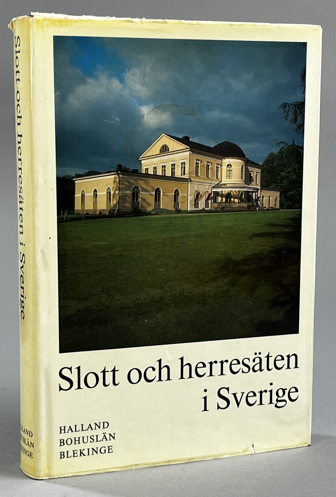 Slott och herresäten i Sverige. Halland av Sven T. Kjellberg. Bohuslän av Bengt G. Söderberg. Blekinge av Ingrid Martelius. [Utg. av] Allhems förlag.