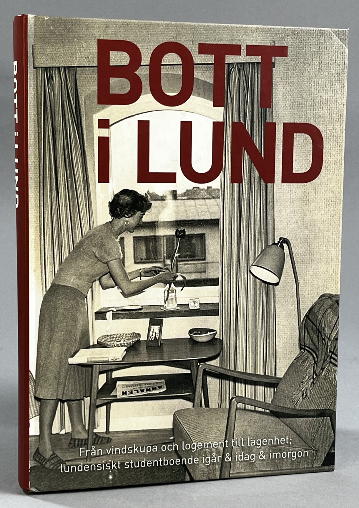 Bott i Lund. Från vindskupa och logement till lägenhet. Lundensiskt studentboende igår & idag & imorgon. Utgiven av Stiftelsen AF Bostäder & Lunds universitetshistoriska sällskap.