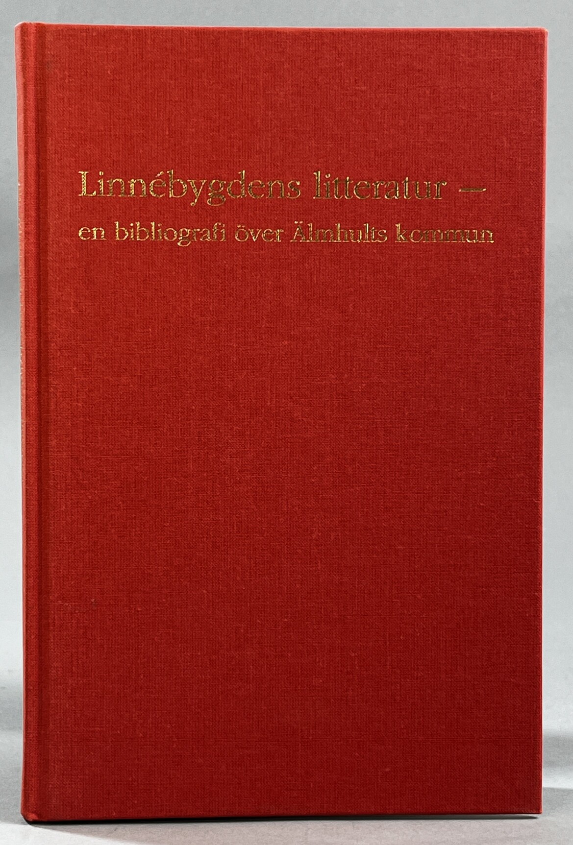 Linnébygdens litteratur - en bibliografi över Älmhults kommun. [Utg. av Länsbibliotek Kronoberg i samverkan med Smålands bibliografiska sällskap].