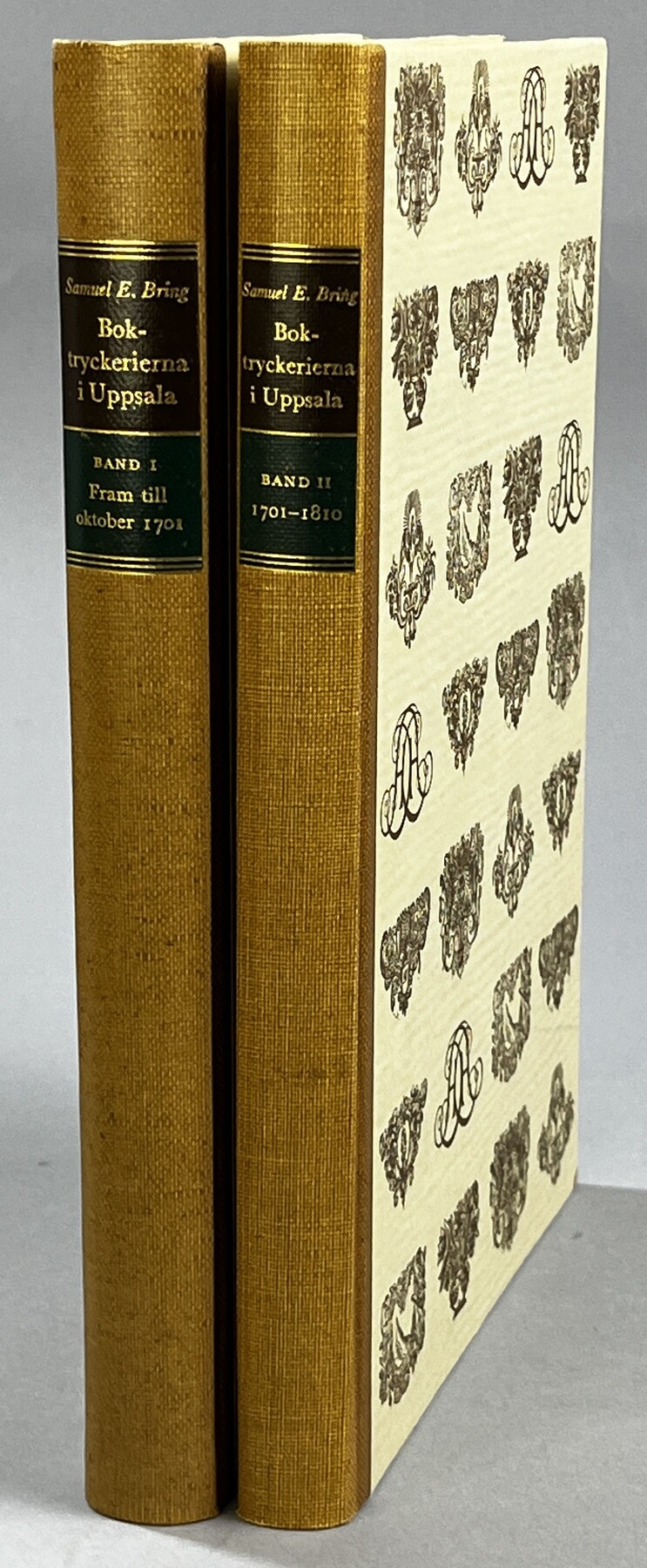 Boktryckerierna i Uppsala. Historik på uppdrag av Almqvist & Wiksells Boktryckeri AB utarbetad av Samuel E. Bring. Band I. Fram till oktober 1701. [... Band II. 1701-1810].