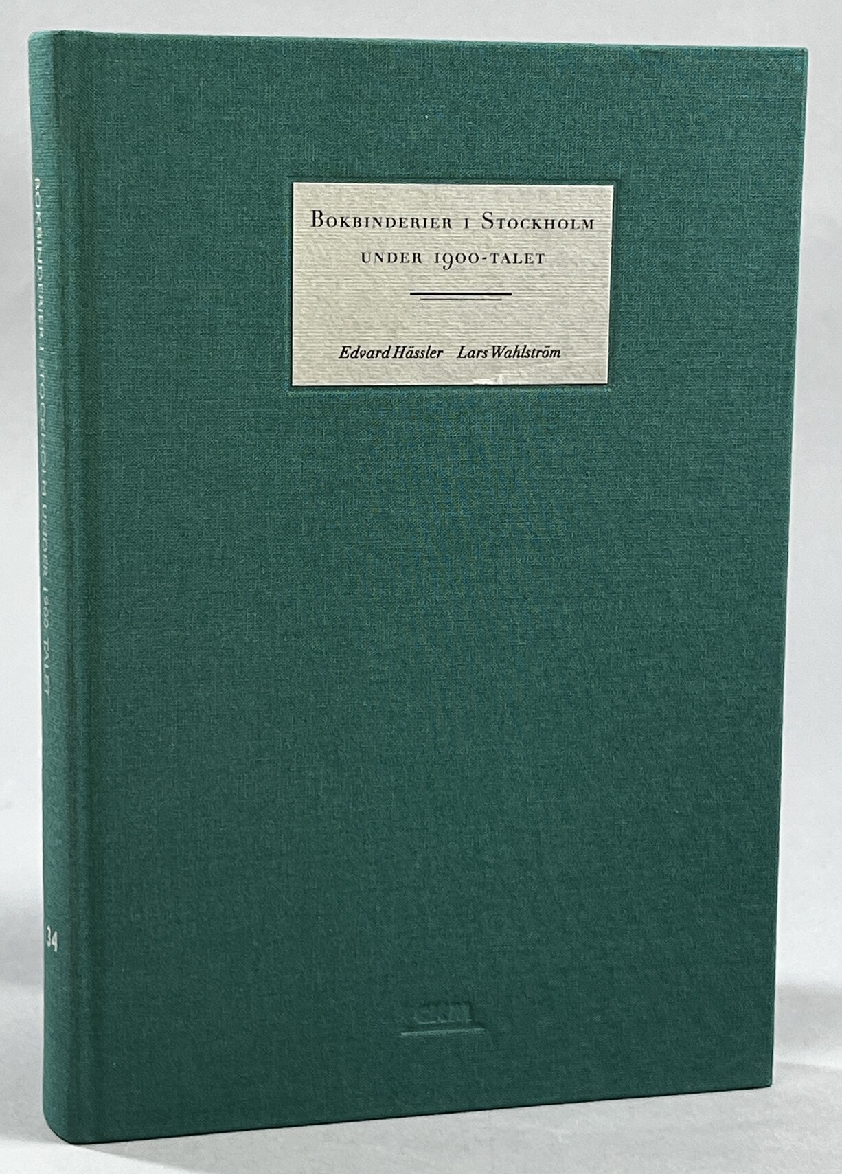 Bokbinderier i Stockholm under 1900-talet. Hågkomster och uppgifter om bokbinderier och bokbindare i Stockholm under 1900-talet samlade av Edvard Hässler och Lars Wahlström, nedtecknade av den sistnämnde. [Utg. av] Kommittén för Stockholmsforskning/CKM.