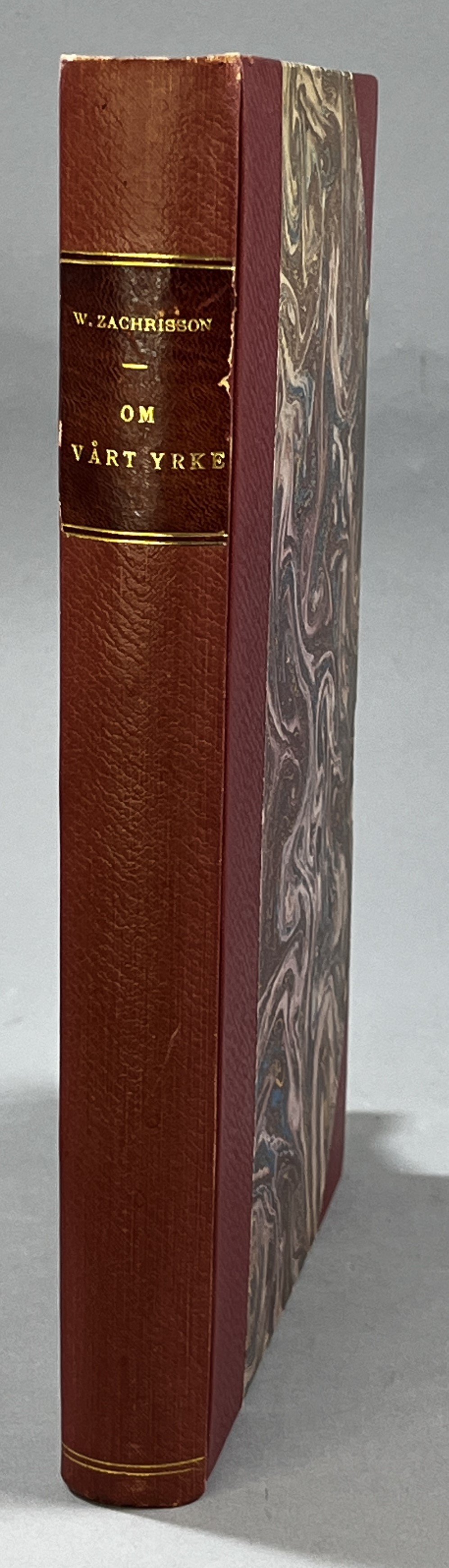 Om vårt yrke. Uppsatser och föredrag under åren 1893-1921. Dessa blad äro samlade och utgivna med anledning av boktryckaren-författarens 60-årsdag den 25 april 1921 av vänner och kolleger bland Sveriges boktryckare.