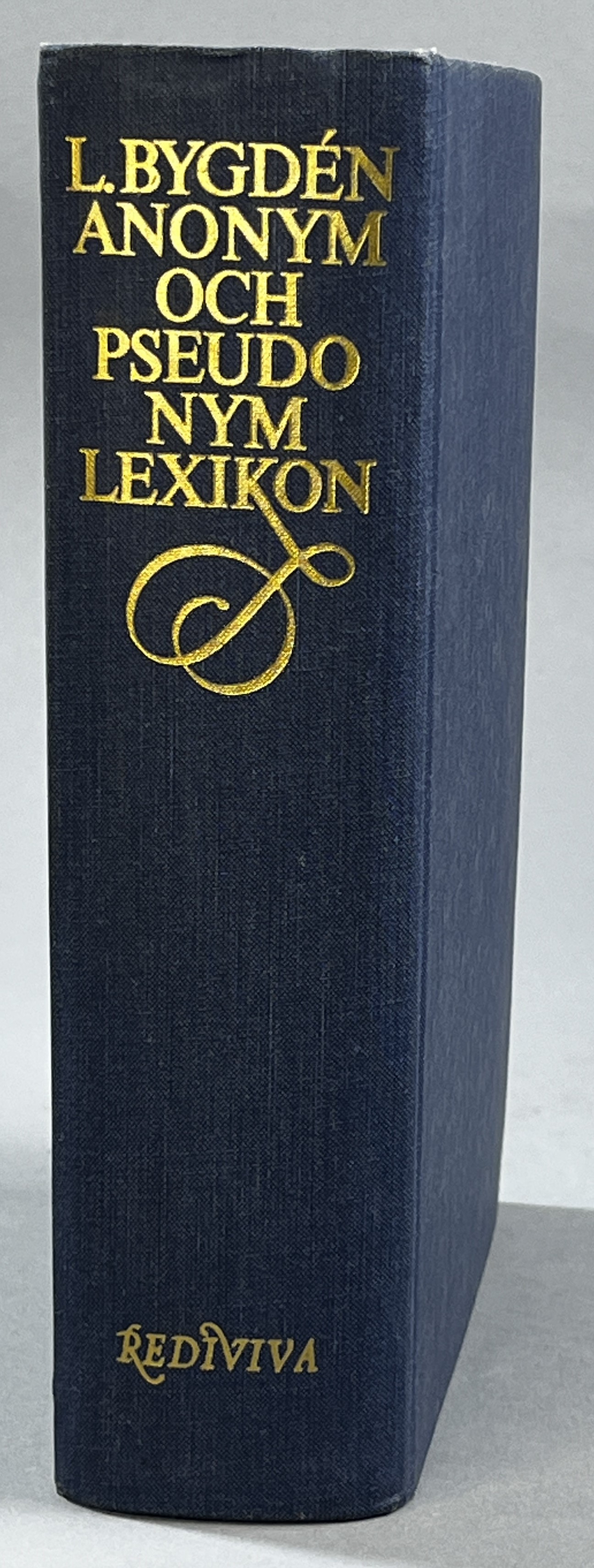 Svenskt anonym- och pseudonymlexikon. Bibliografisk förteckning öfver uppdagade anonymer och pseudonymer i den svenska litteraturen. / A dictionary of anonymous and pseudonymous Swedish literature. [Utg. av] Bokförlaget Redivia.