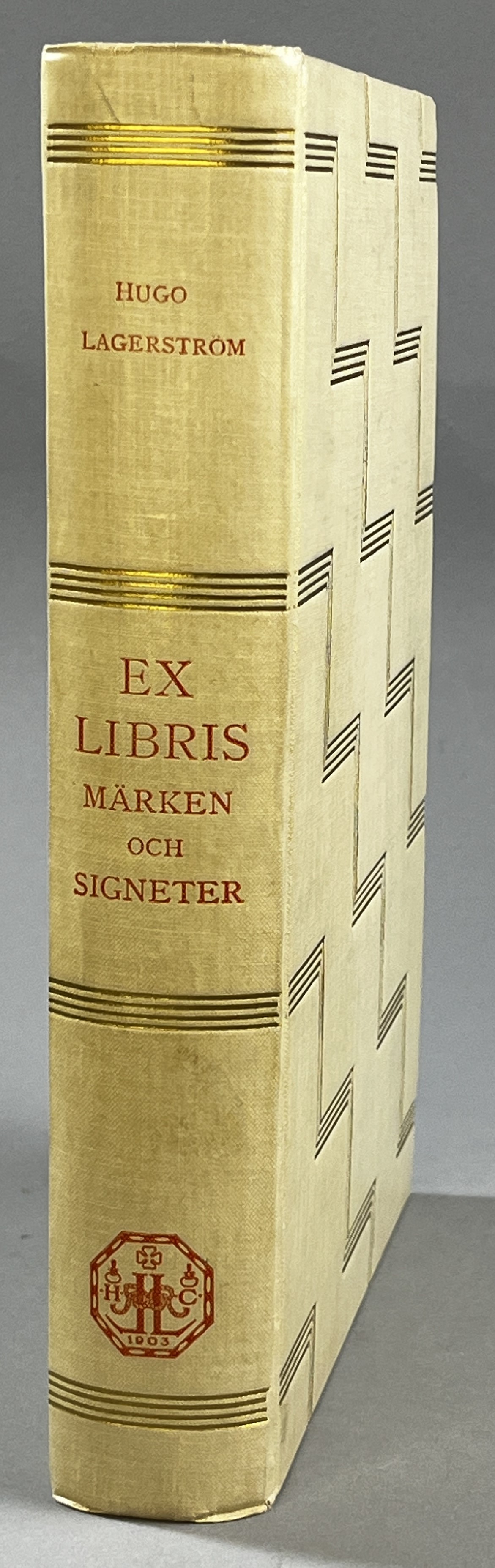 Svenska bokhantverkares exlibris, märken och signeter. En nutidskrönika om svenskt bokhantverk och svenska bokhantverkare. Med ca 1000 avbildningar av svenska bokhantverkares exlibris, märken och signeter. [Utg. av] Bröderna Lagerströms förlag.