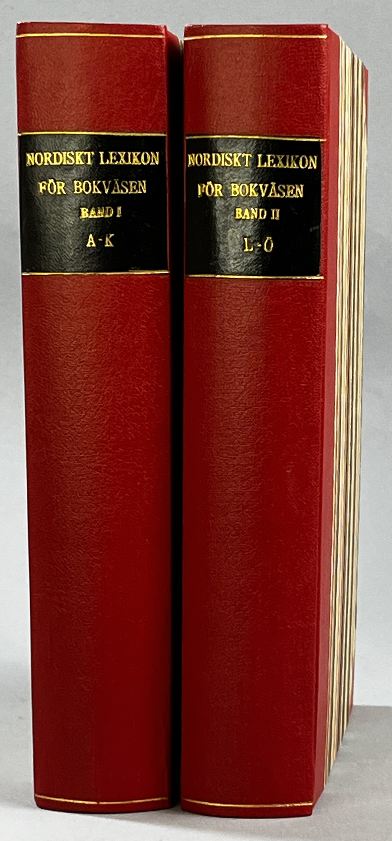 Nordiskt lexikon för bokväsen. I-II. Under medvirken af Karl-Henrik Henriksson, Harald L. Tveterås, Nils Palmborg, Bengt Åhlén. [Utg. av] Nyt Nordisk Forlag, København. Dreyers Forlag, Oslo. Förlaget Forum, Stockholm.