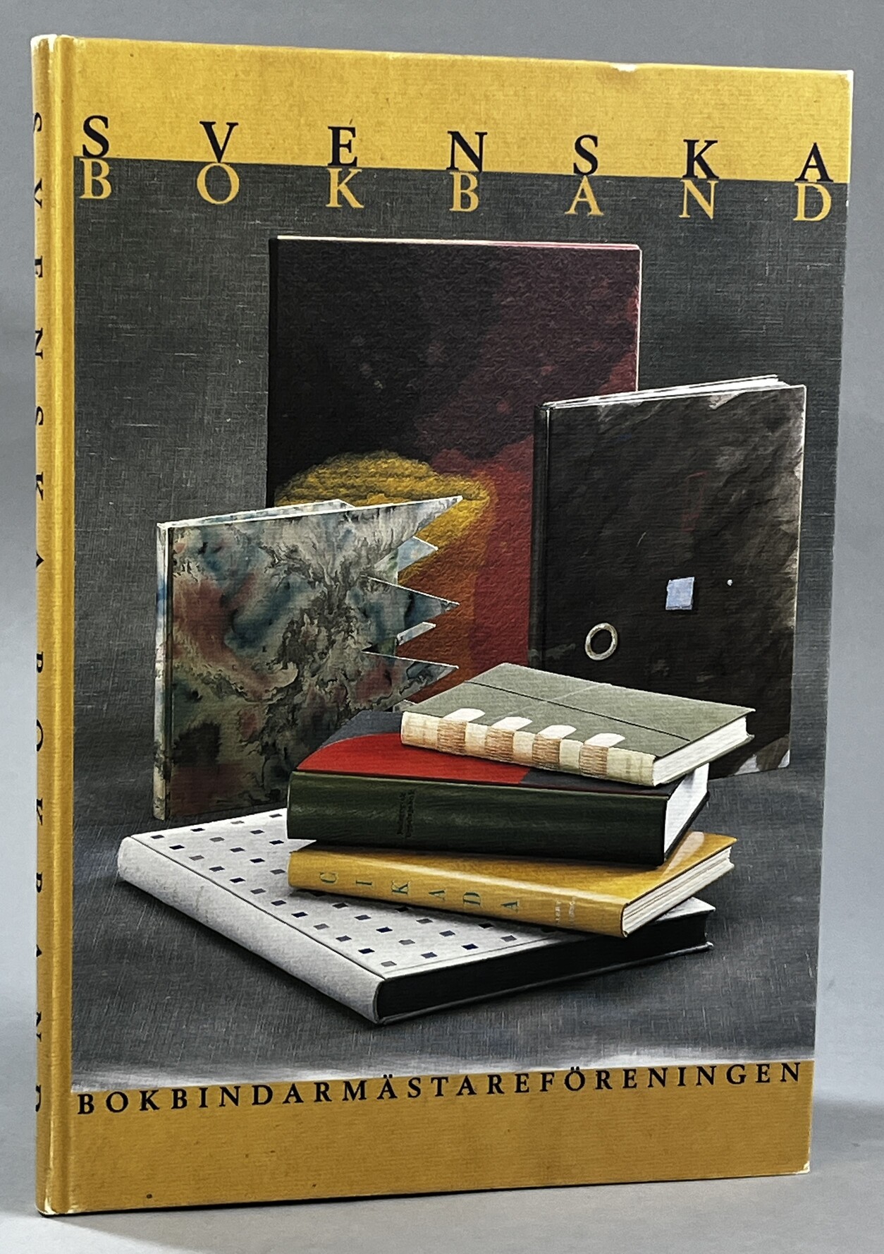 Svenska bokband. Historisk översikt. Bokband av 54 nutida handbokbindare visade på Galleri Astley i Uttersberg 1996. [Utg. av] Bokbindarmästareföreningen i Stockholm [& Orbis Pictus].