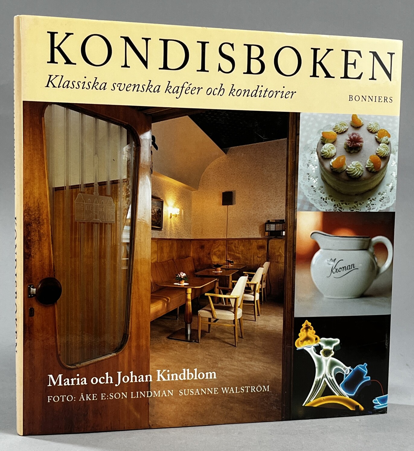 Kondisboken. Klassiska svenska kaféer och konditorier. Foto: Åke E:son Lindman och Susanne Walström. [Utg. av] Albert Bonniers förlag.